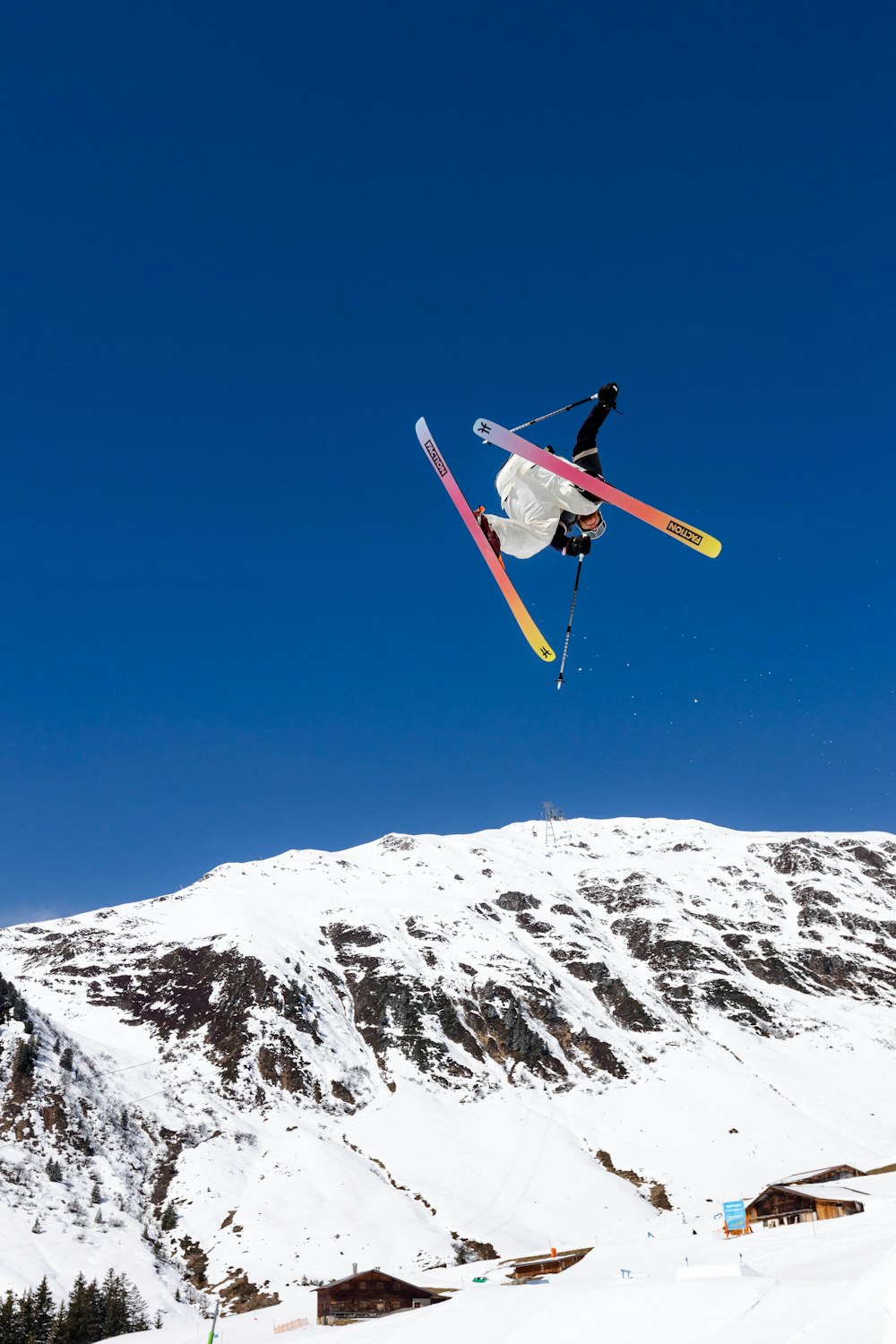 Ein Mann, der auf Skiern durch die Luft fliegt