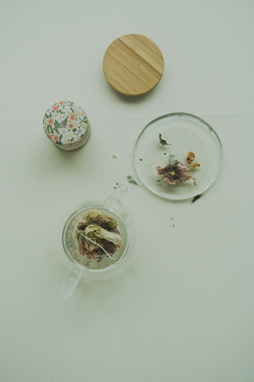 a couple of plates that are sitting on a table