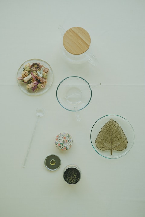 plantes aromatiques infusées dans l'eau