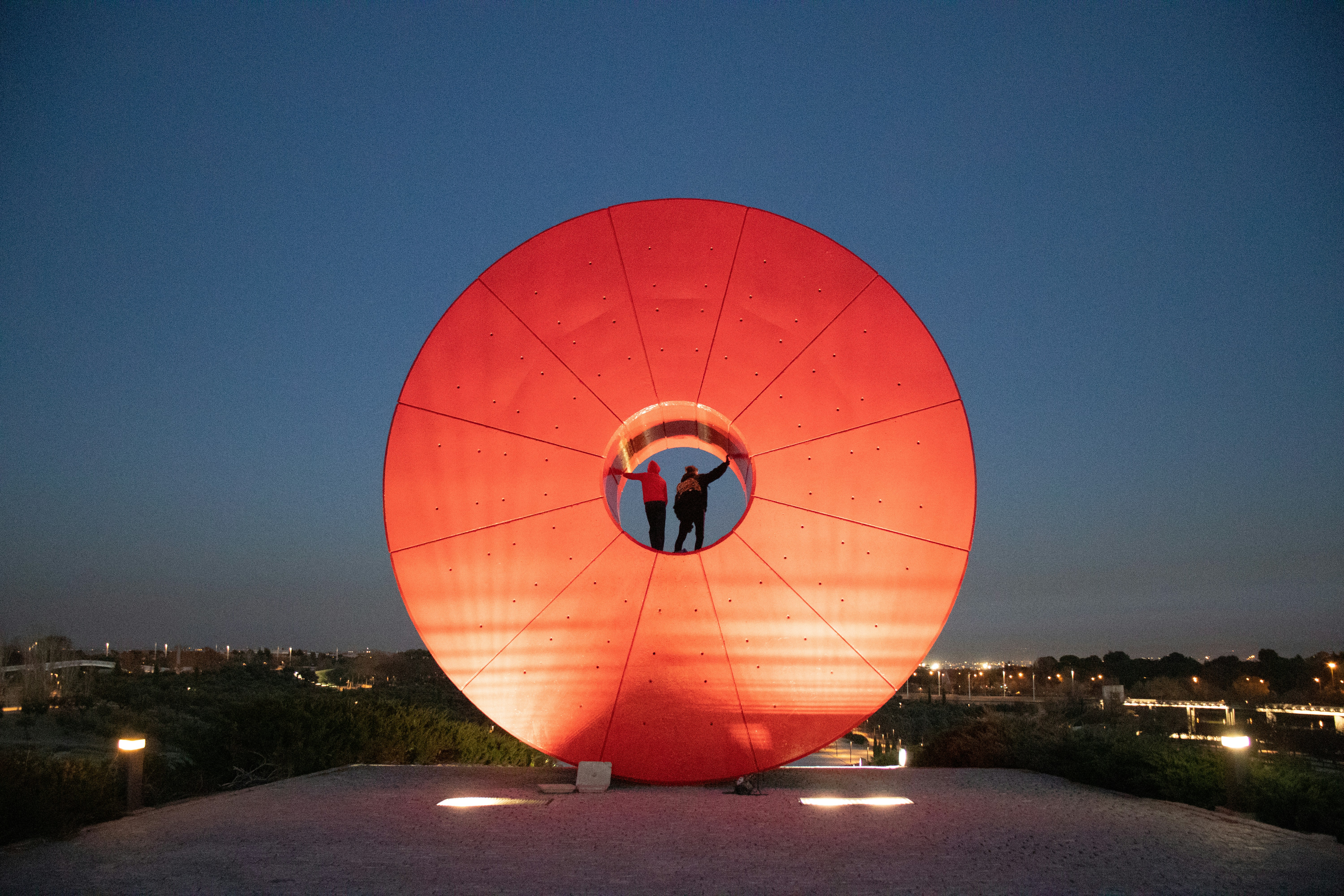 Círculo Rojo Espacio México, monumento instalado en el Parque Juan Carlos I de Madrid ___ Círculo Rojo Espacio México, monument installed at Parque Juan Carlos I, Madrid