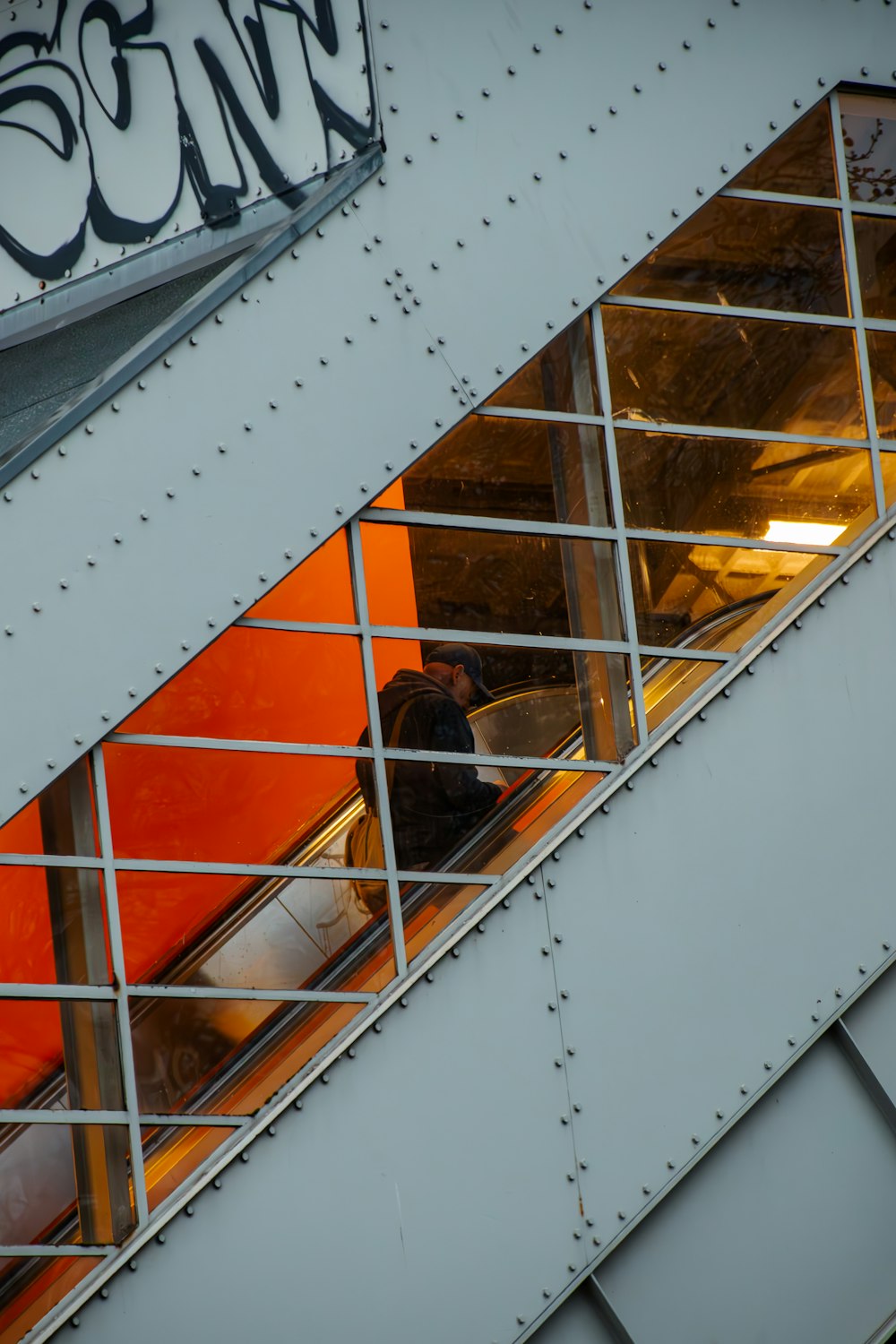 Ein Mann schaut aus dem Fenster eines Schiffes