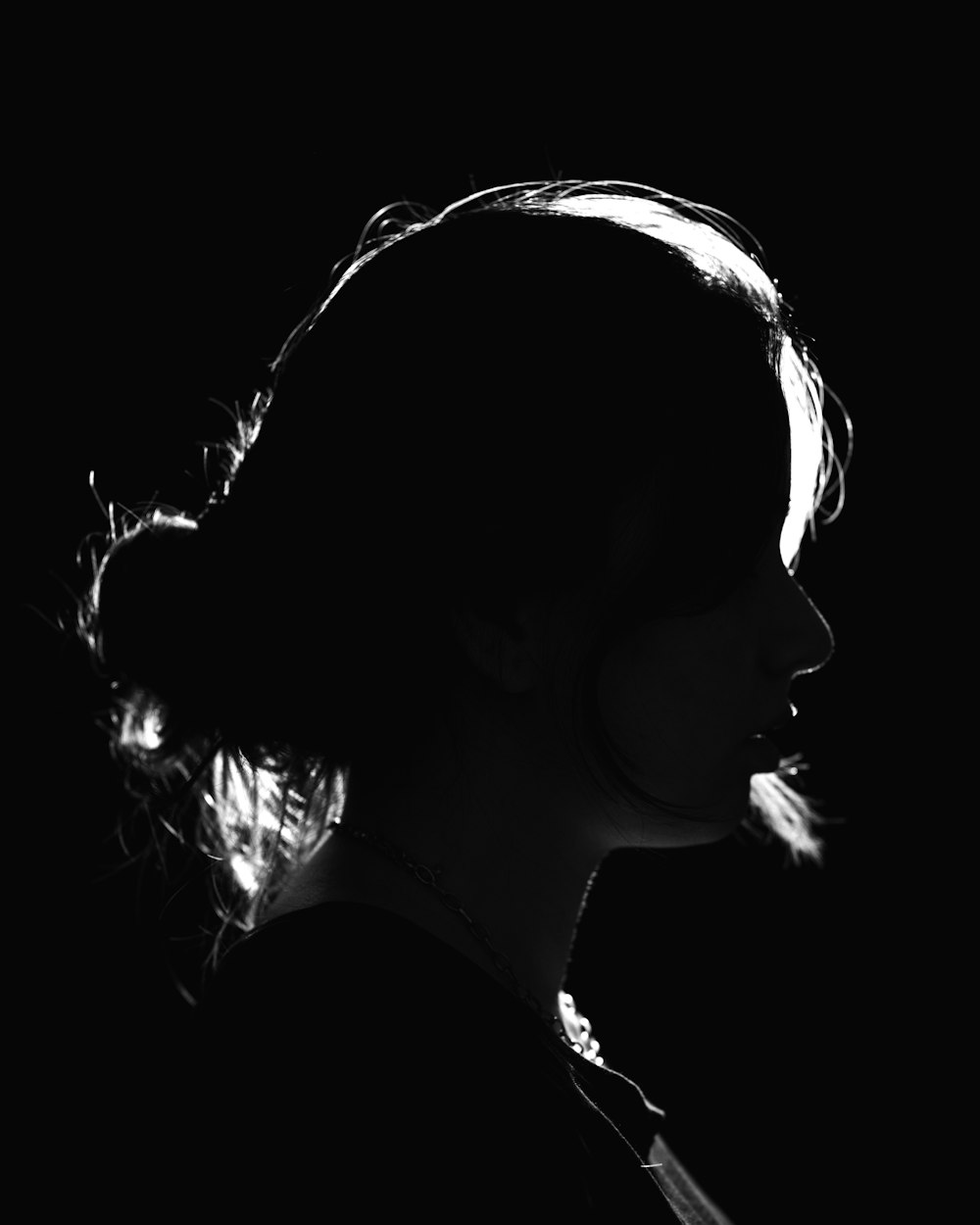 Una foto en blanco y negro del perfil de una mujer
