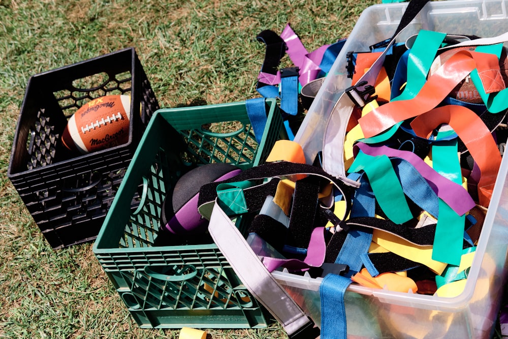 un panier plein de banderoles colorées et un ballon de football