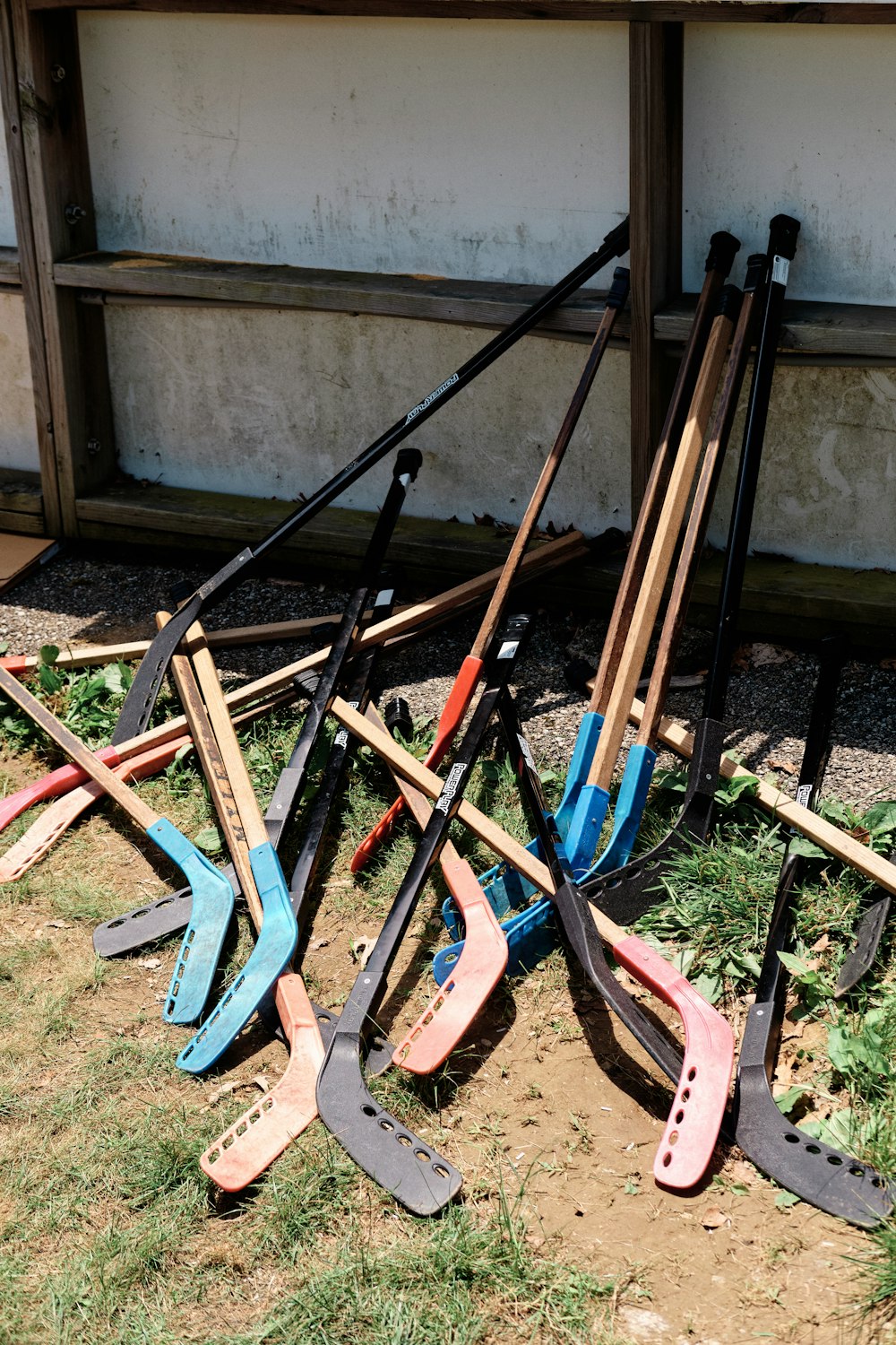 Una pila de palas sentadas encima de un campo cubierto de hierba