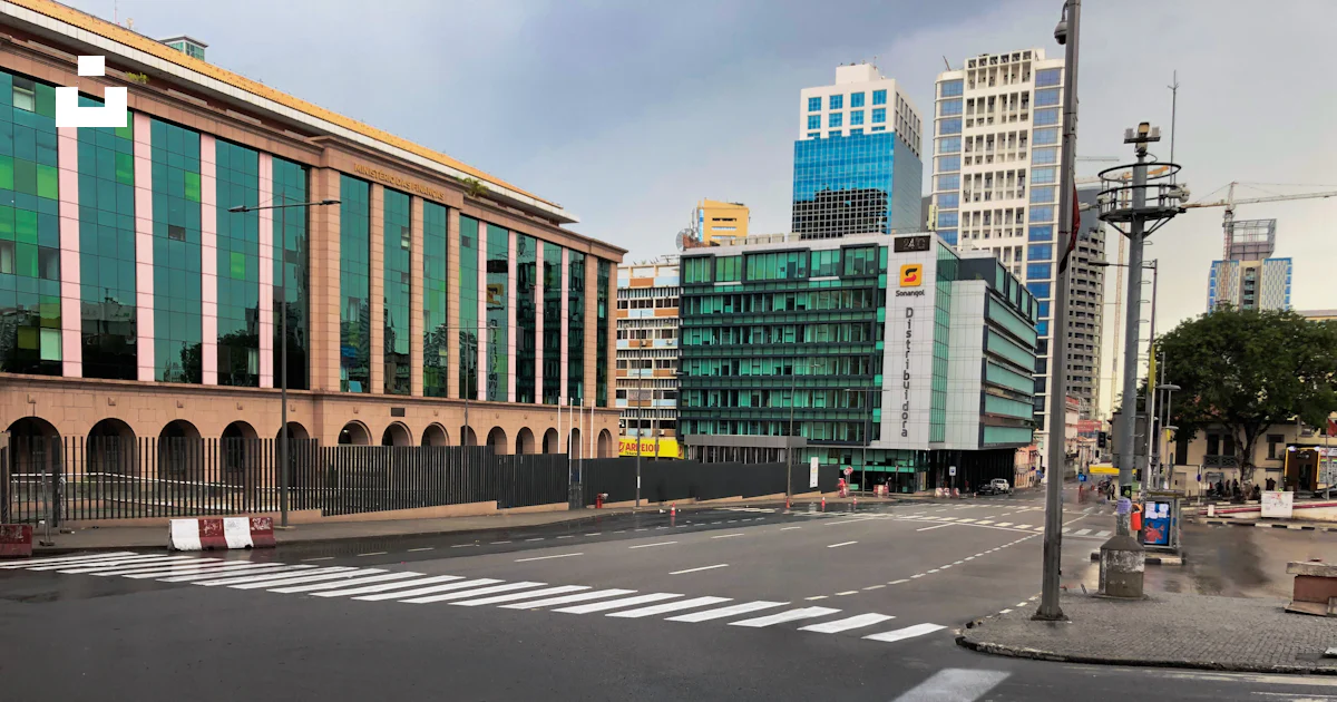 Uma Rua Vazia Em Uma Cidade Com Edif cios Altos Foto Imagem Gr tis uma-rua-vazia-em-uma-cidade-com-edif-cios-altos-foto-imagem-gr-tis