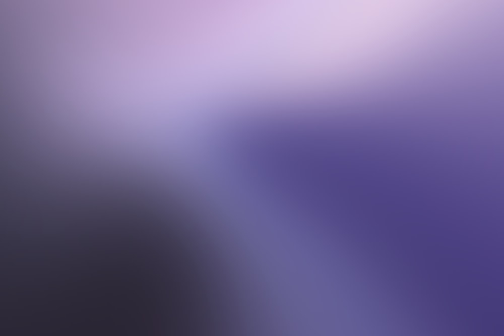 ein verschwommenes Bild eines lila und weißen Hintergrunds