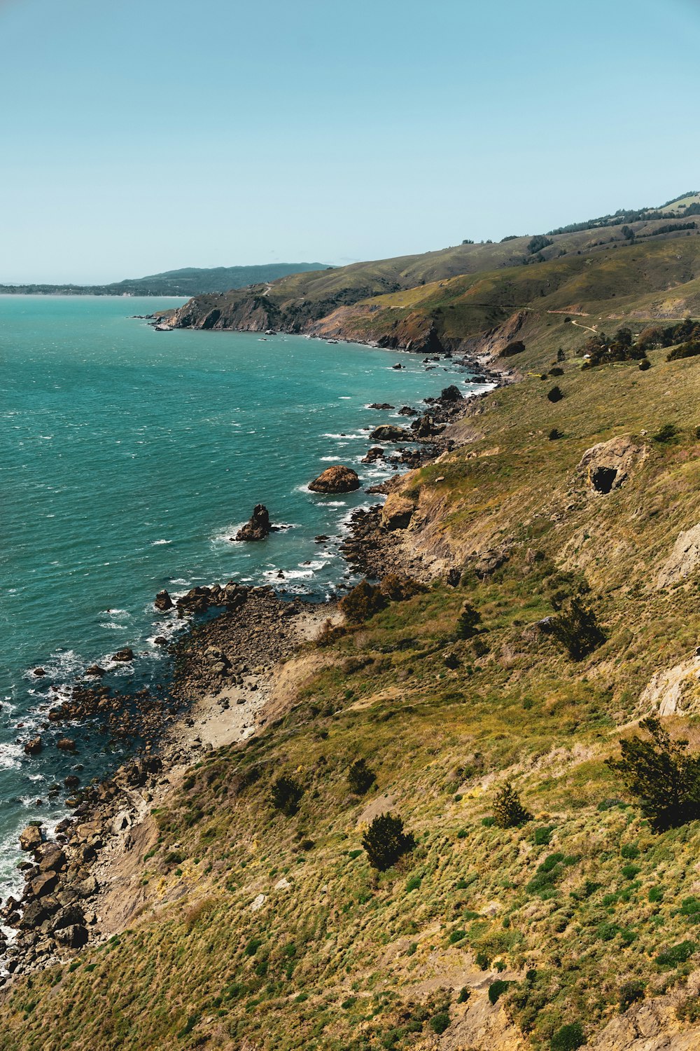 Une vue de l’océan depuis une colline