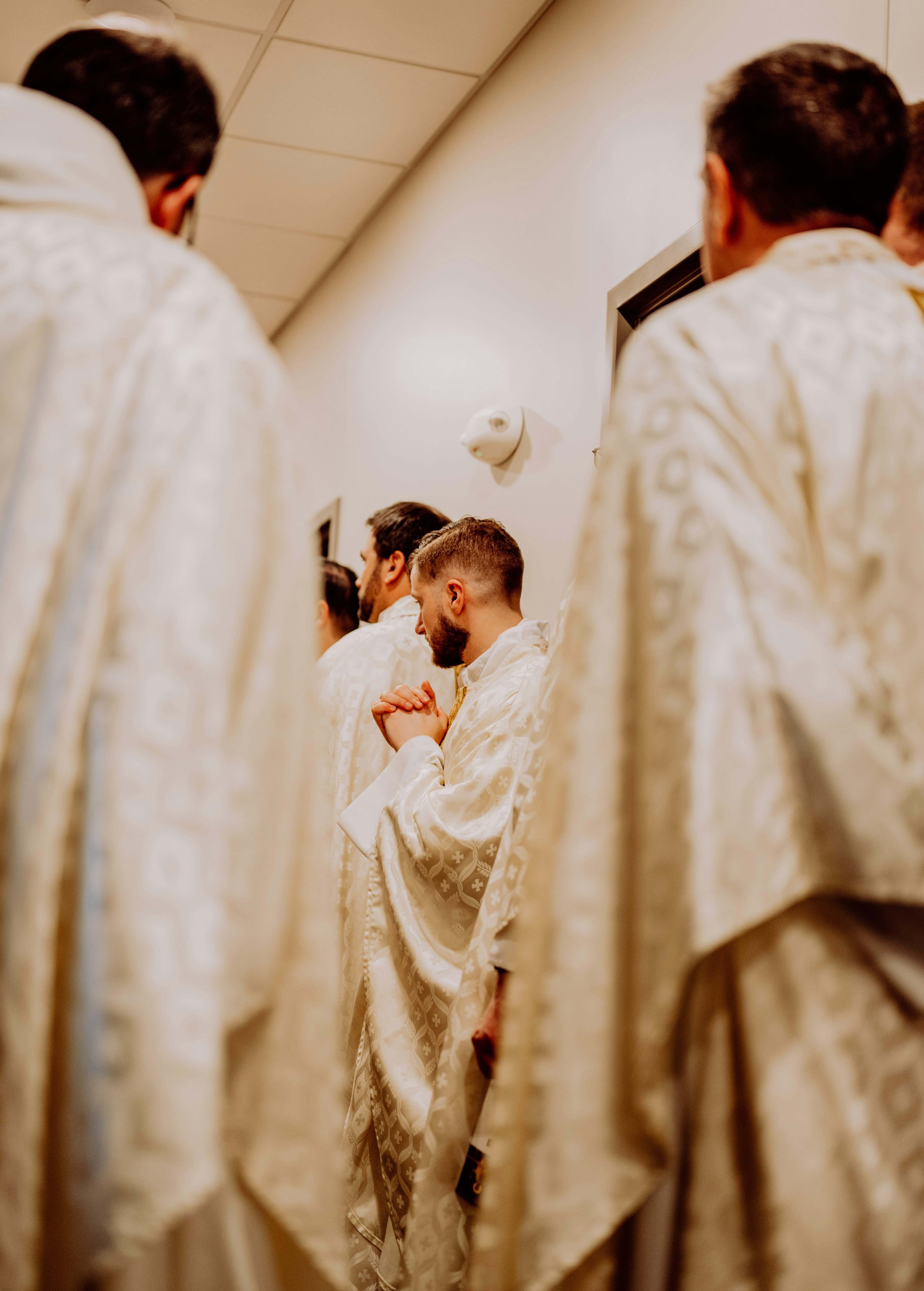 Un grupo de hombres parados frente a un espejo