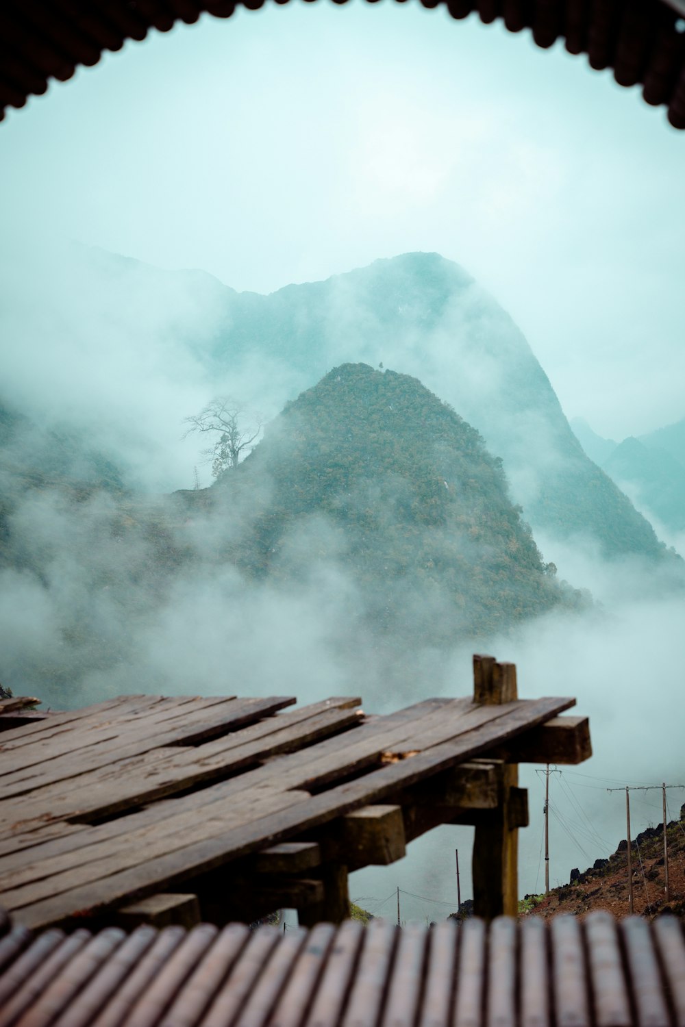 Una vista de una montaña en la niebla