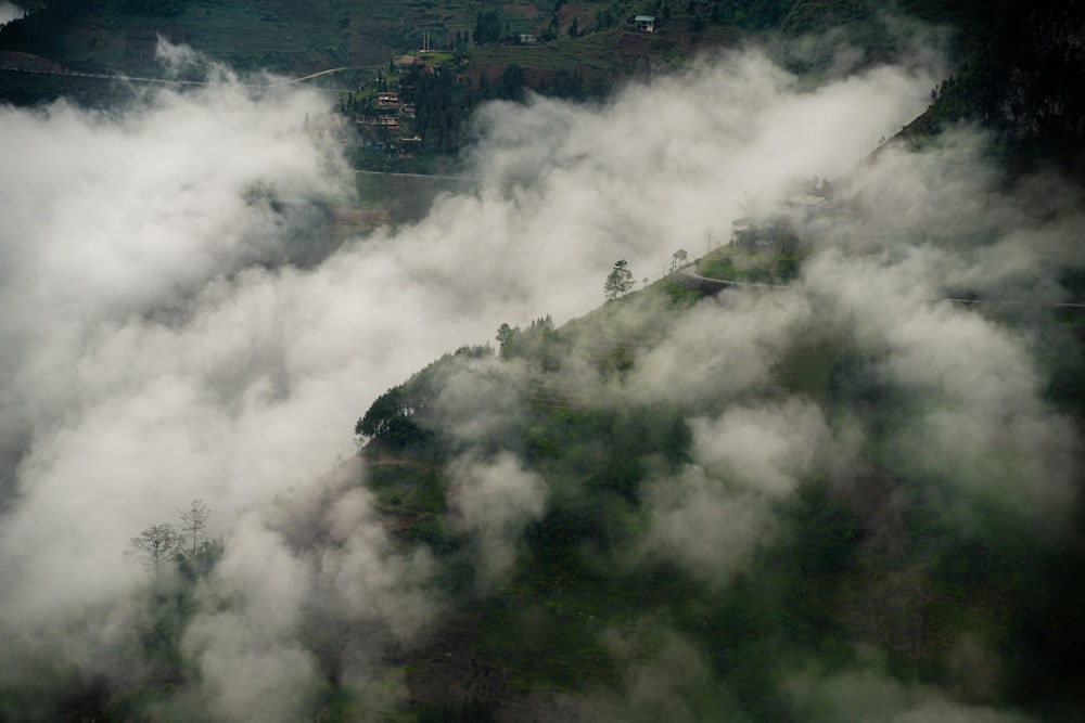Eine Luftaufnahme eines in Wolken gehüllten Berges