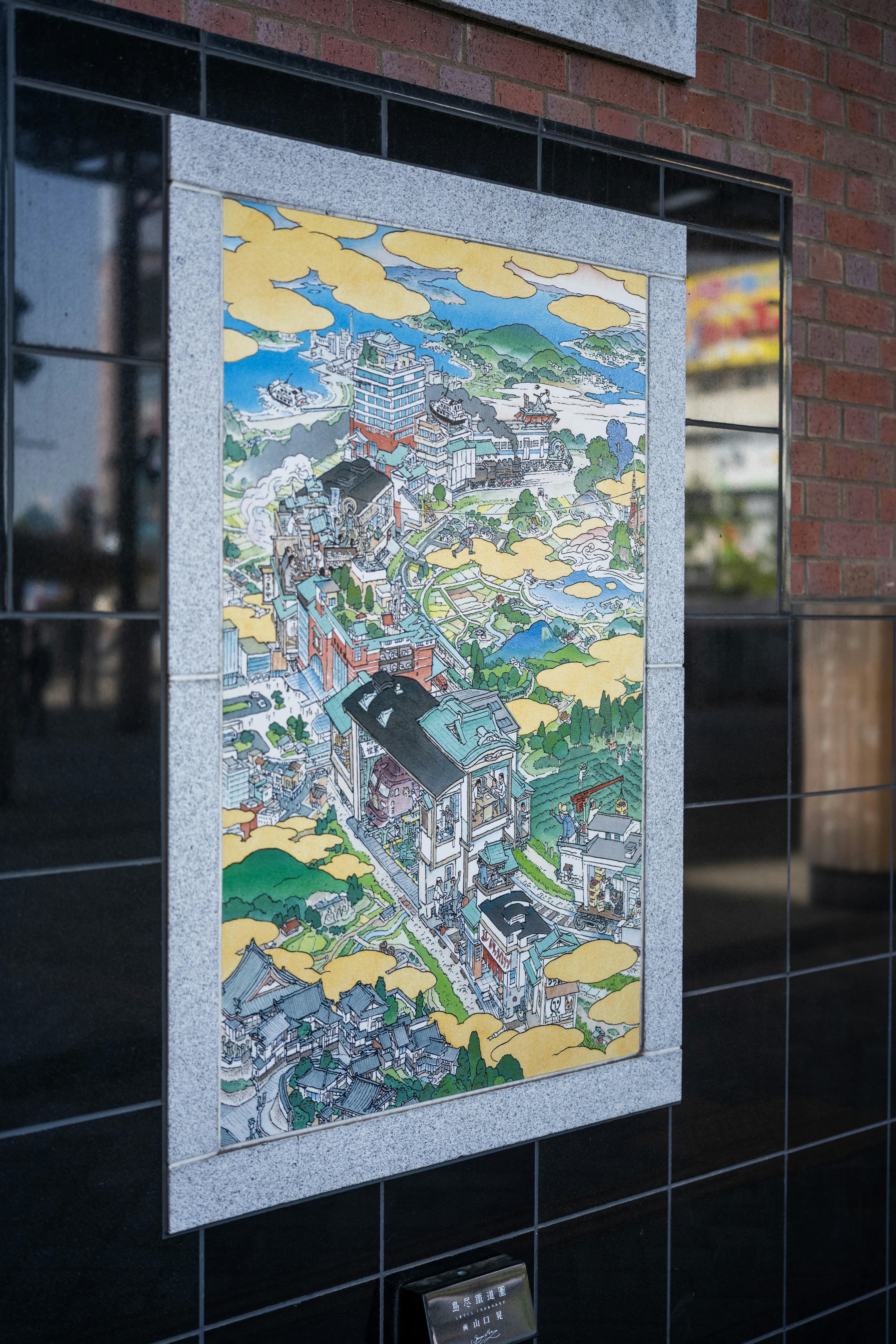 겨울에 도시의 담쟁이덩굴 벽이 있는 건물 근처에서 야외에서 개를 산책하는 우아한 노인의 먼 전망. 사진 – Unsplash의 개 이미지, image size:3000x4500