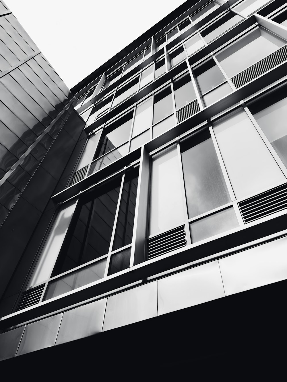 Ein Schwarz-Weiß-Foto eines hohen Gebäudes