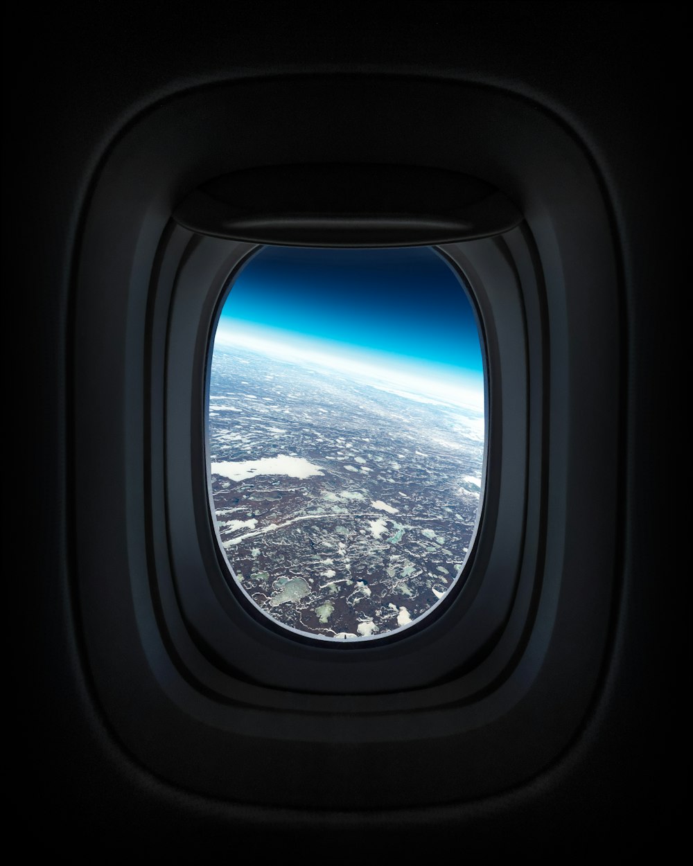 uma vista da terra através de uma janela de avião