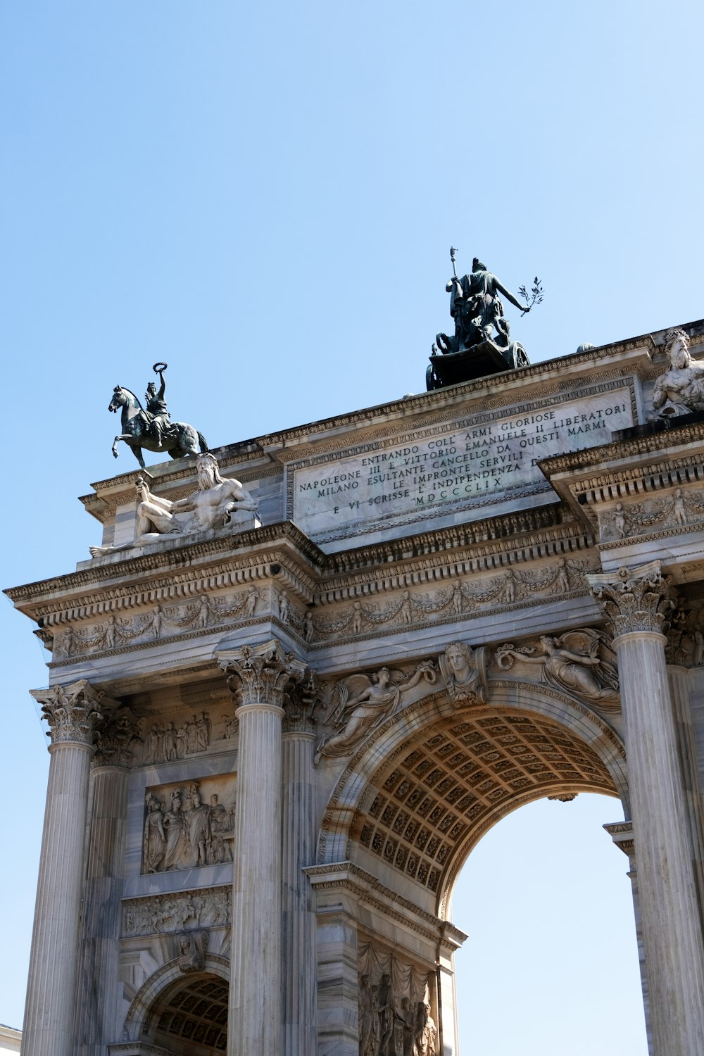 a large arch with statues on top of it
