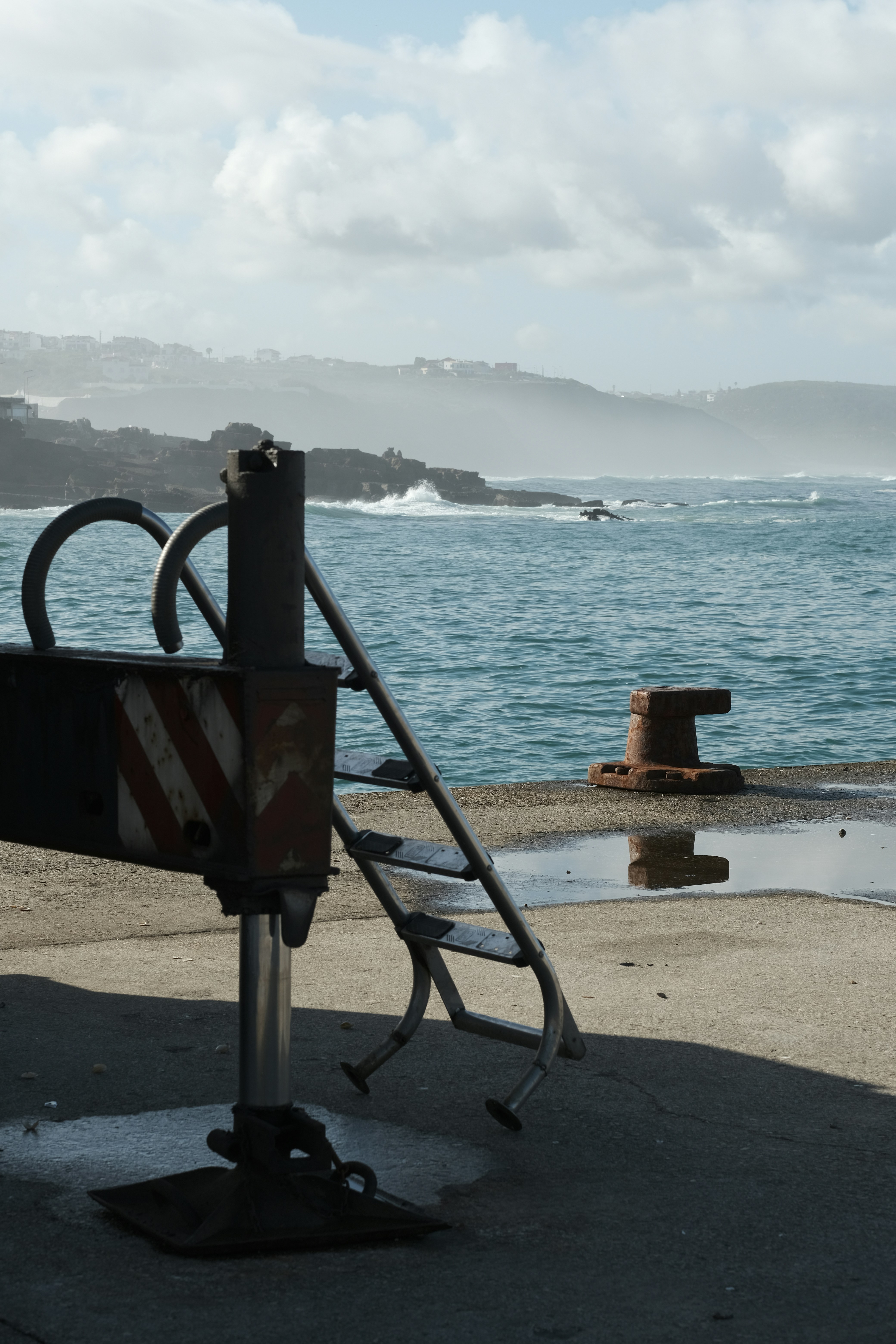 Una barca seduta sulla cima di una spiaggia vicino all'oceano
