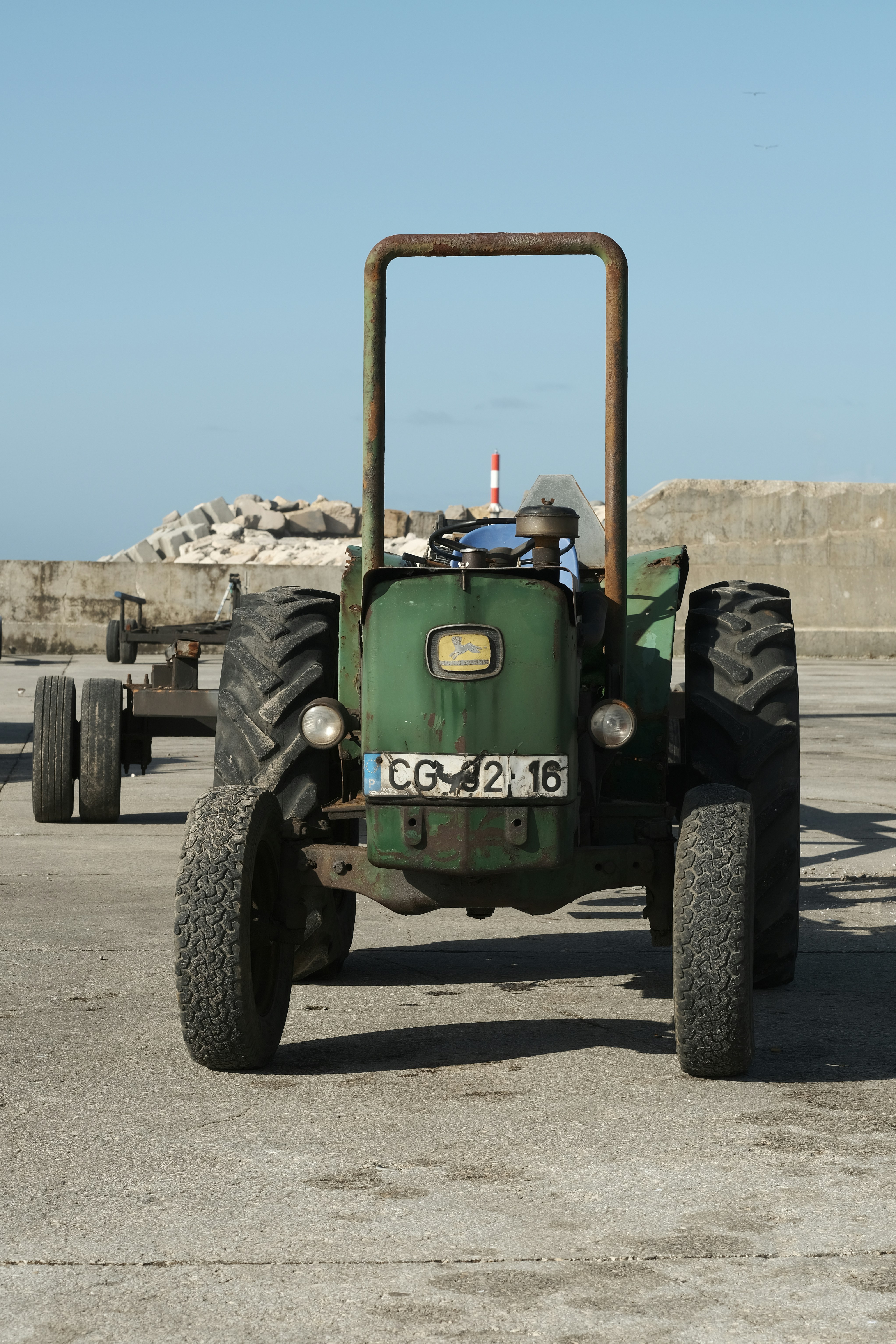 Un grande camion verde con un grande pneumatico