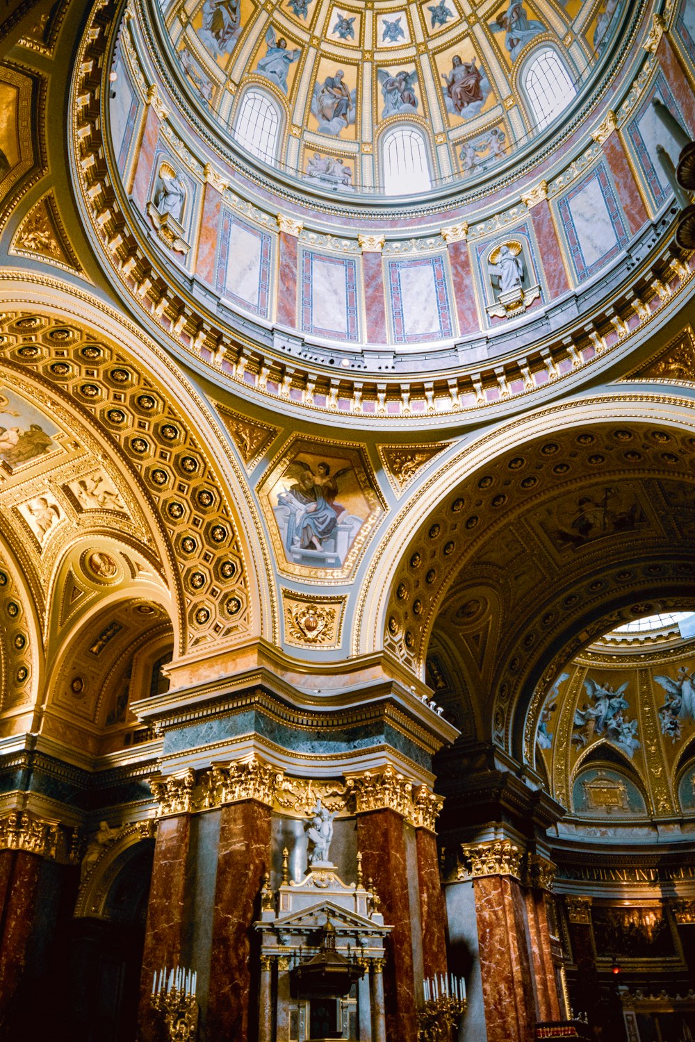 Una iglesia con techo abovedado y columnas