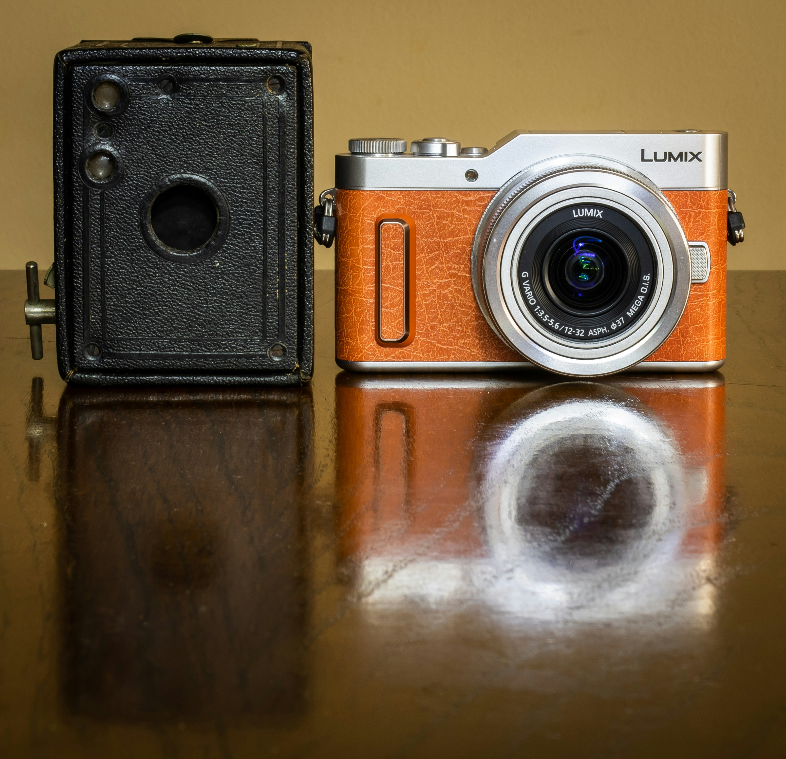 une caméra posée sur une table en bois