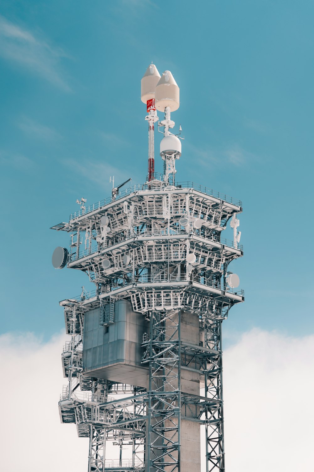 Ein sehr hoher Turm mit vielen Antennen darauf