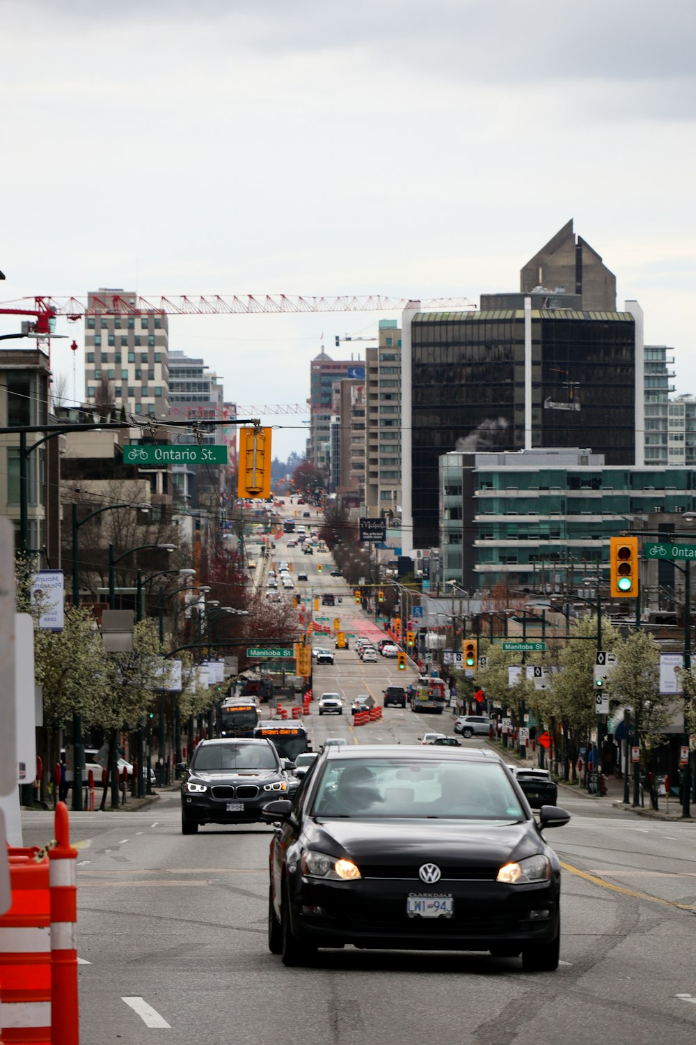 a city street filled with traffic next to tall buildings