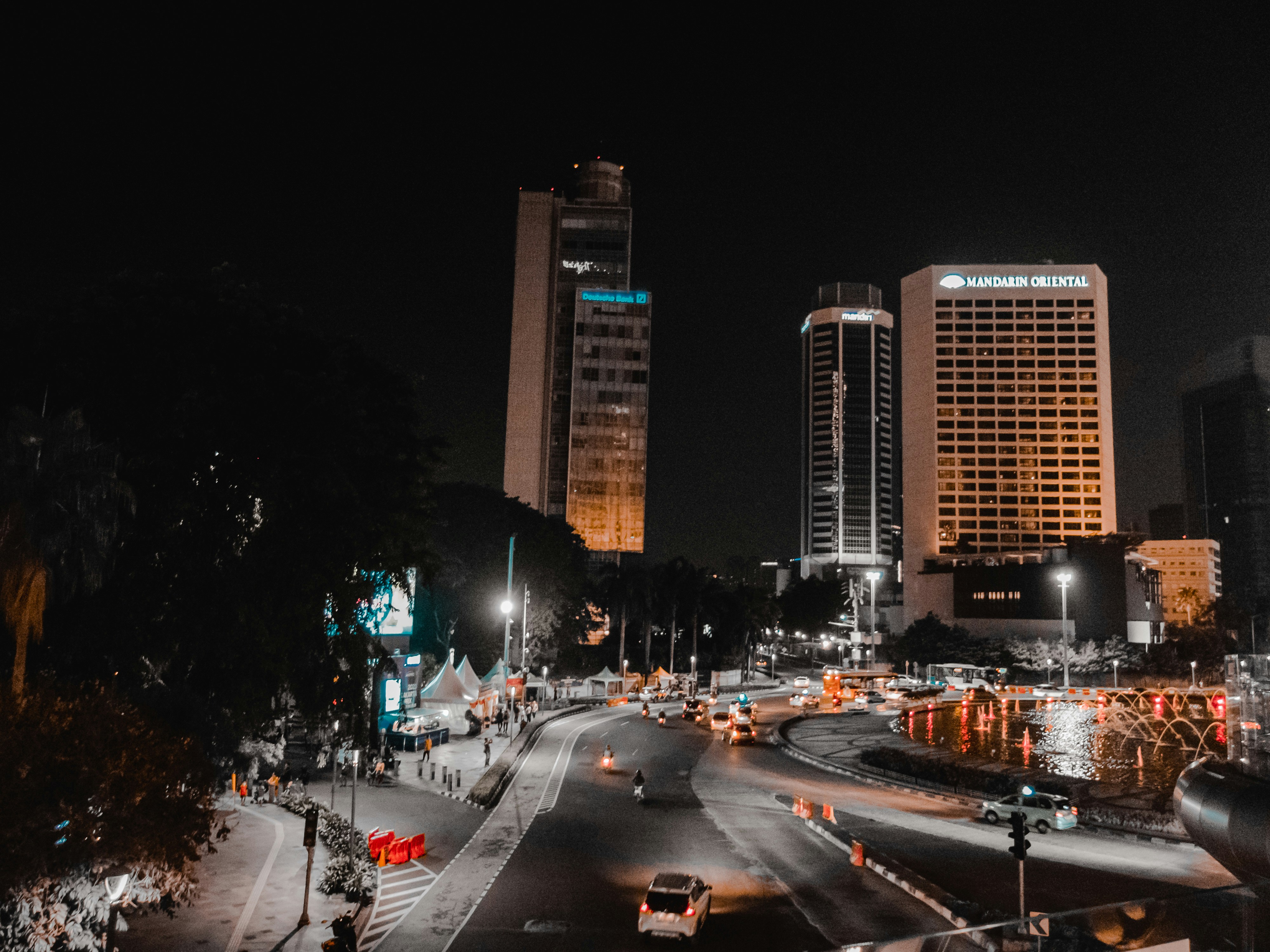 jalan kota di malam hari dengan gedung-gedung tinggi