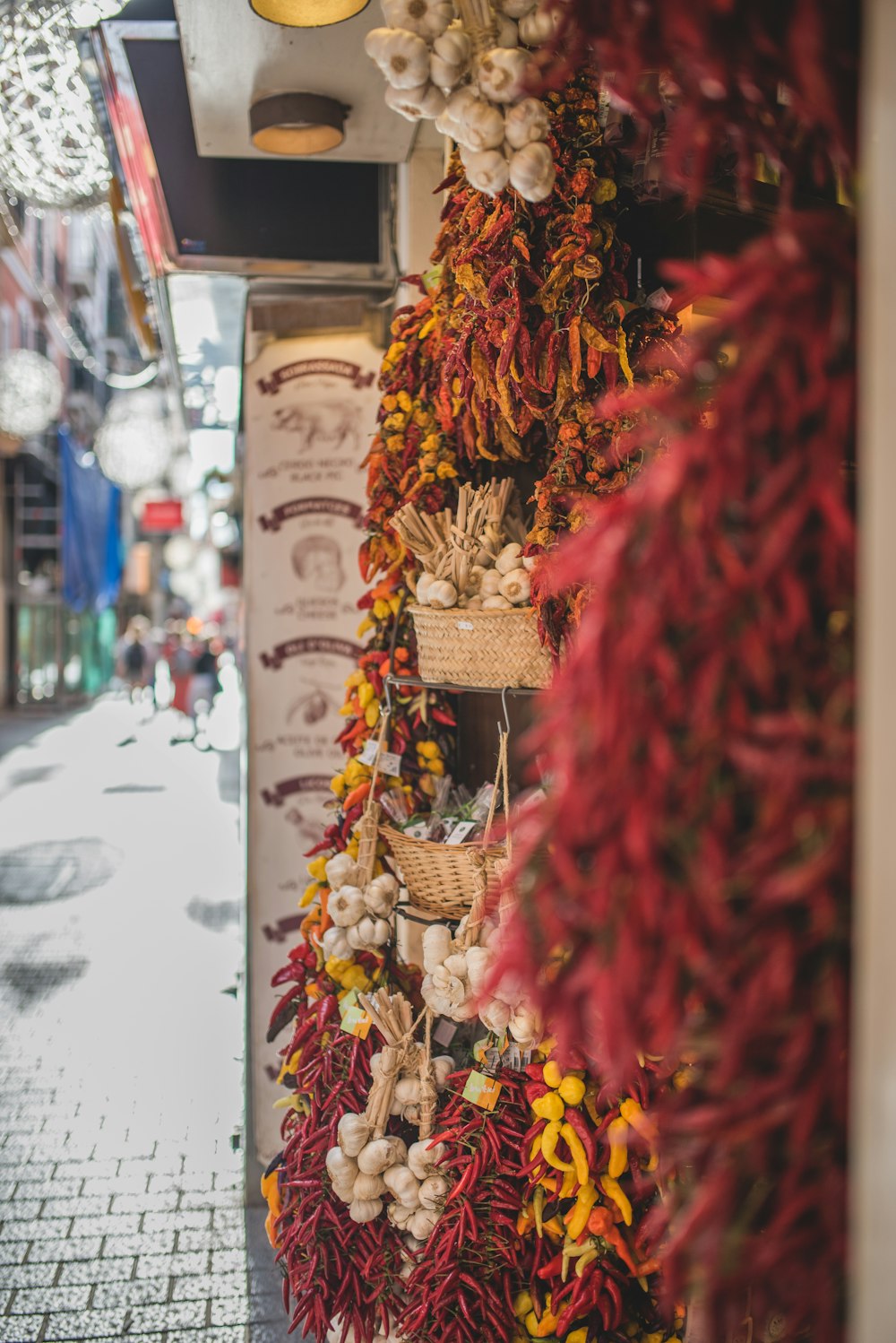 Un montón de verduras están colgadas en una pared