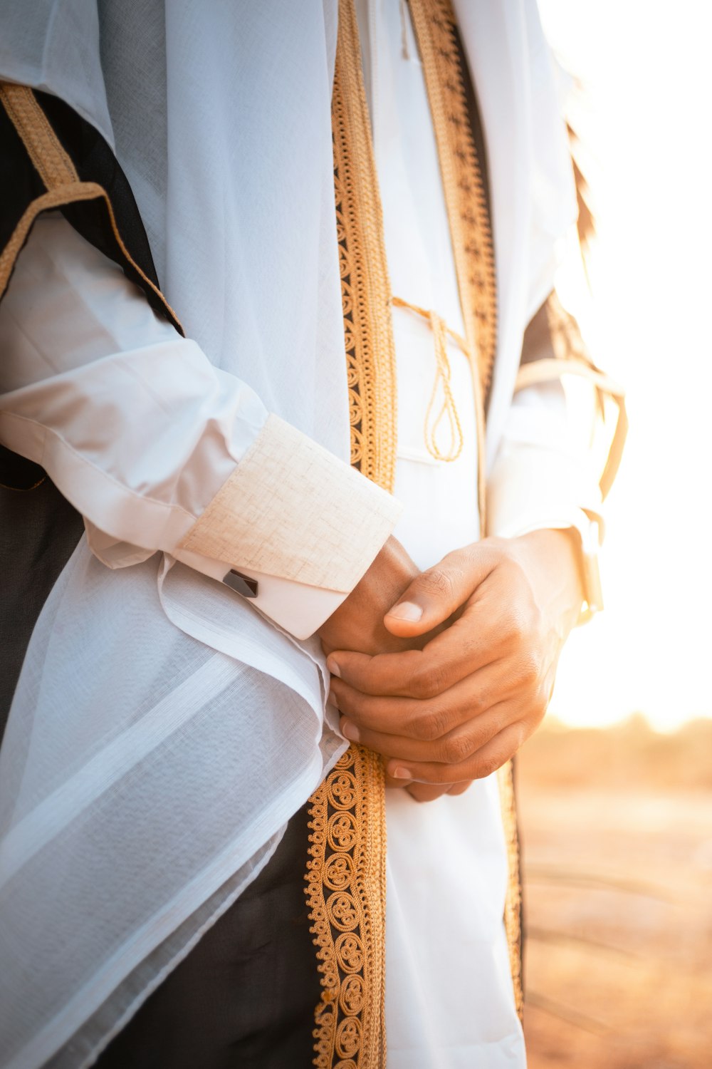 um close up de uma pessoa vestindo o manto de um padre
