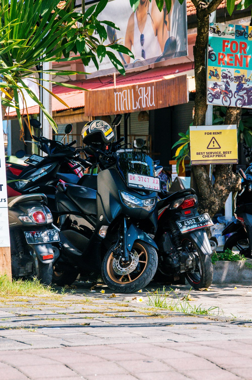 un gruppo di motociclette parcheggiate una accanto all'altra