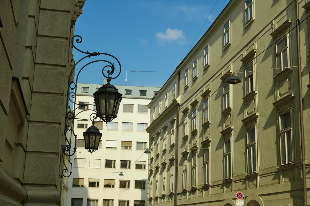 un lampadaire suspendu sur le côté d’un bâtiment