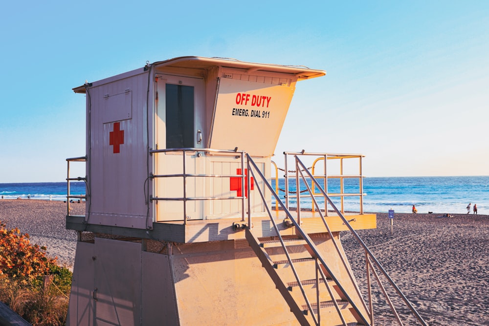 uma torre de salva-vidas na praia com um salva-vidas