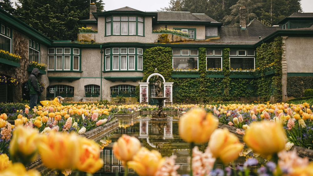 una casa con un giardino di fiori di fronte