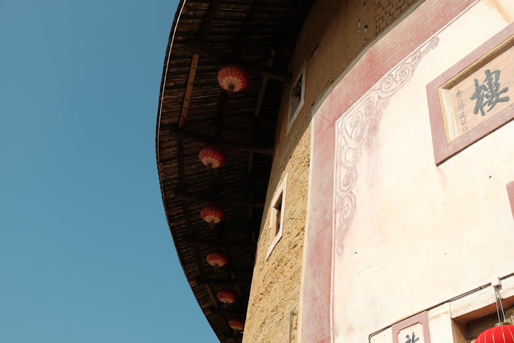 un edificio con lanterne appese al lato di esso