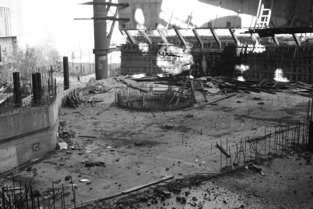 uma foto em preto e branco de um canteiro de obras