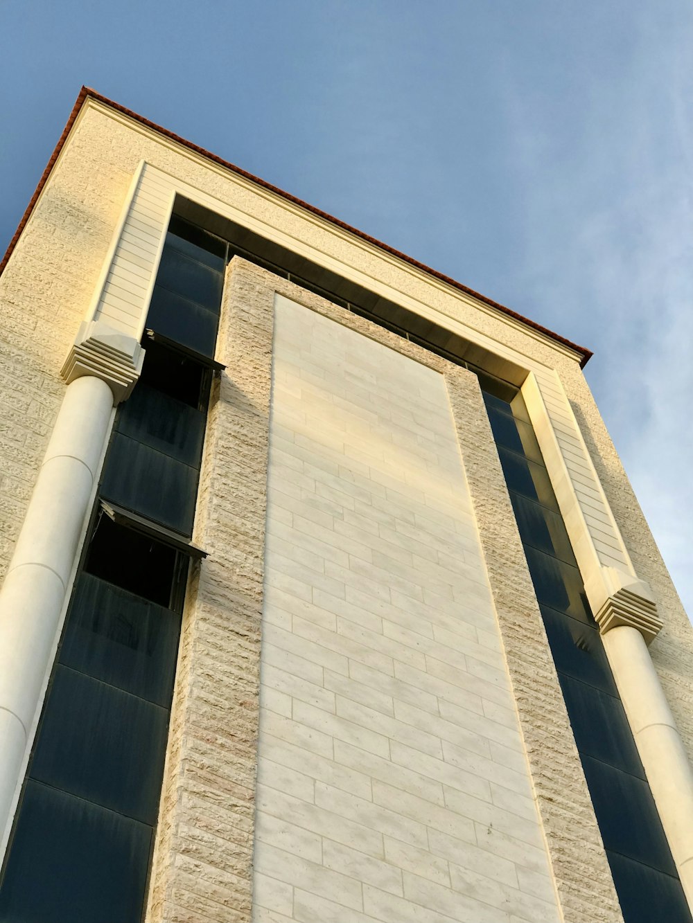 un grand bâtiment avec une horloge sur le côté