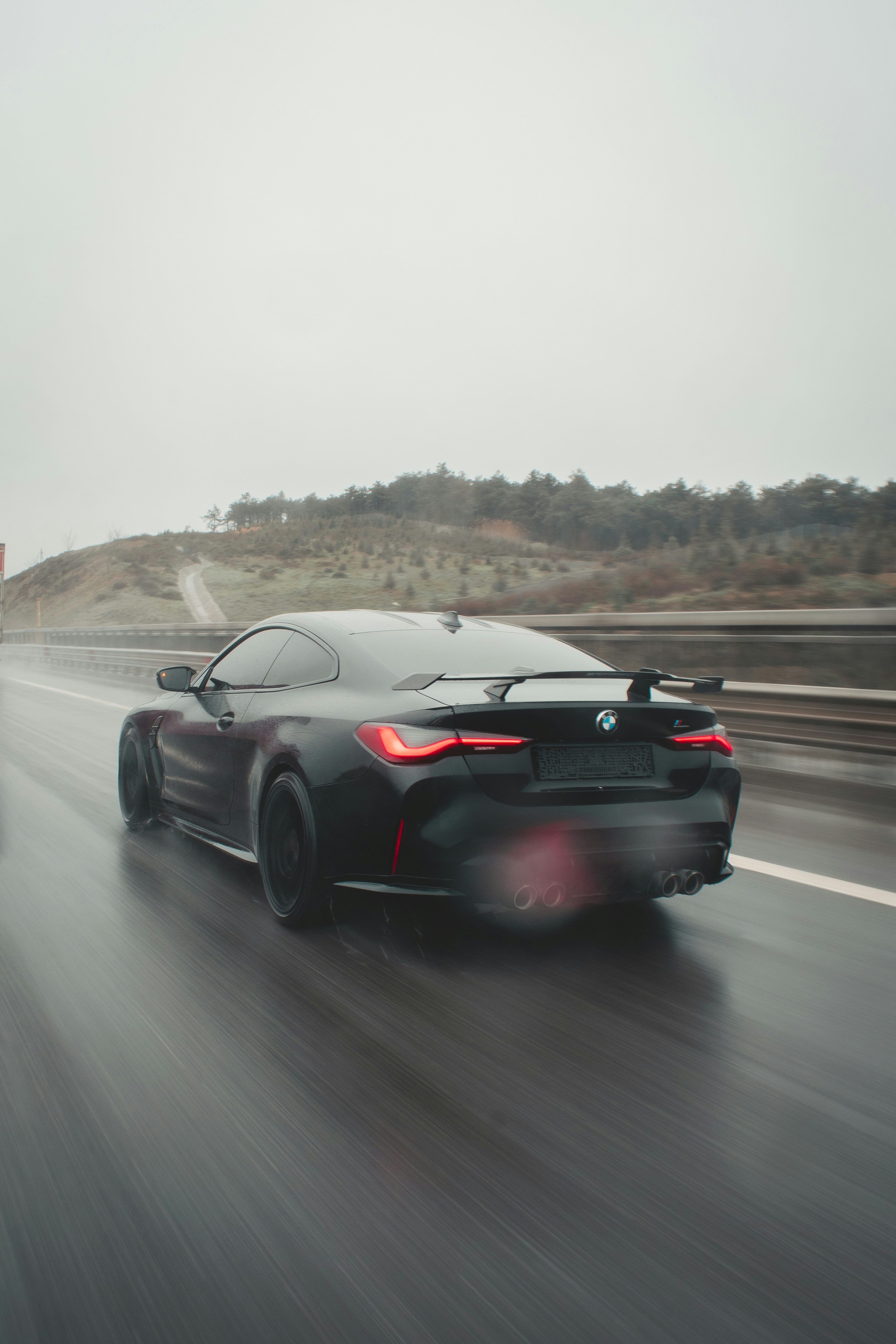 Ein schwarzer Sportwagen fährt eine Autobahn entlang