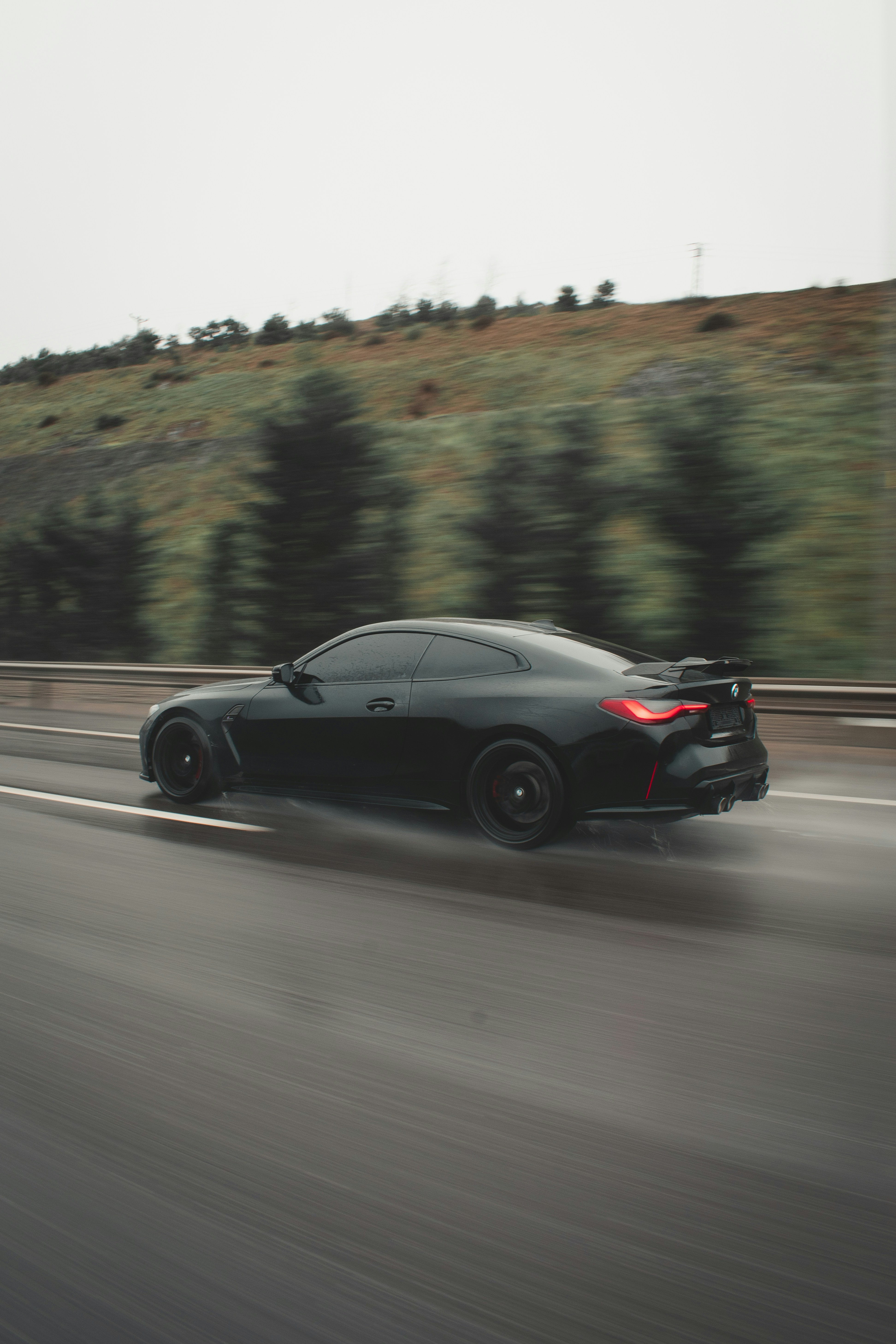 Ein schwarzer Sportwagen fährt eine Autobahn entlang