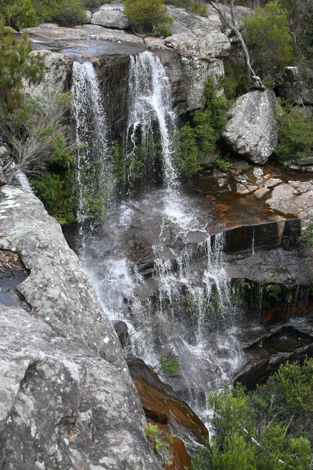 Una pequeña cascada en medio de una zona rocosa