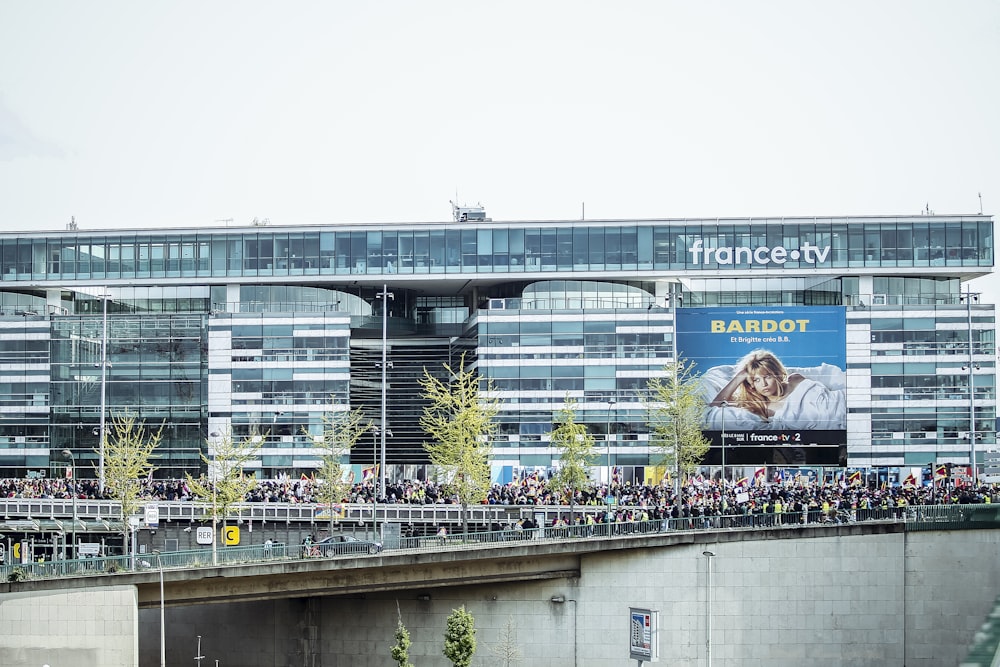 a crowd of people standing on top of a bridge