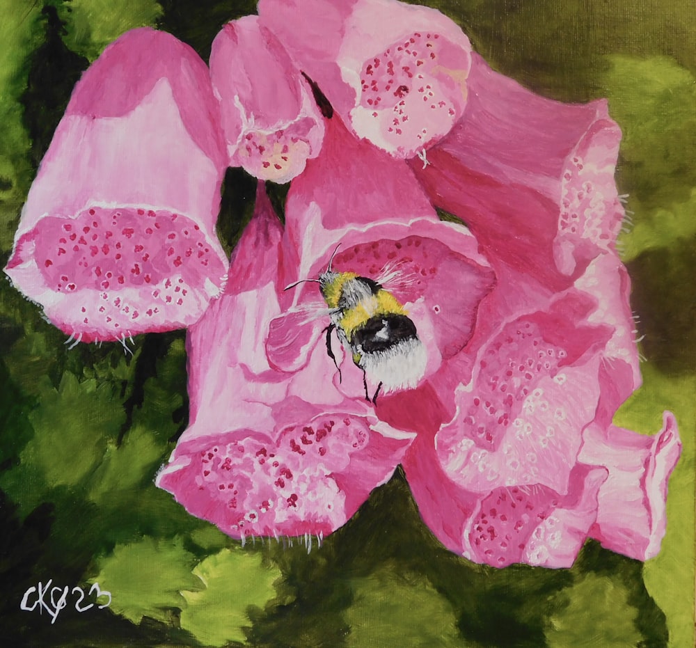 Un dipinto di un fiore rosa con un'ape su di esso