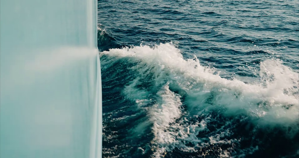 Una vista del océano desde un barco
