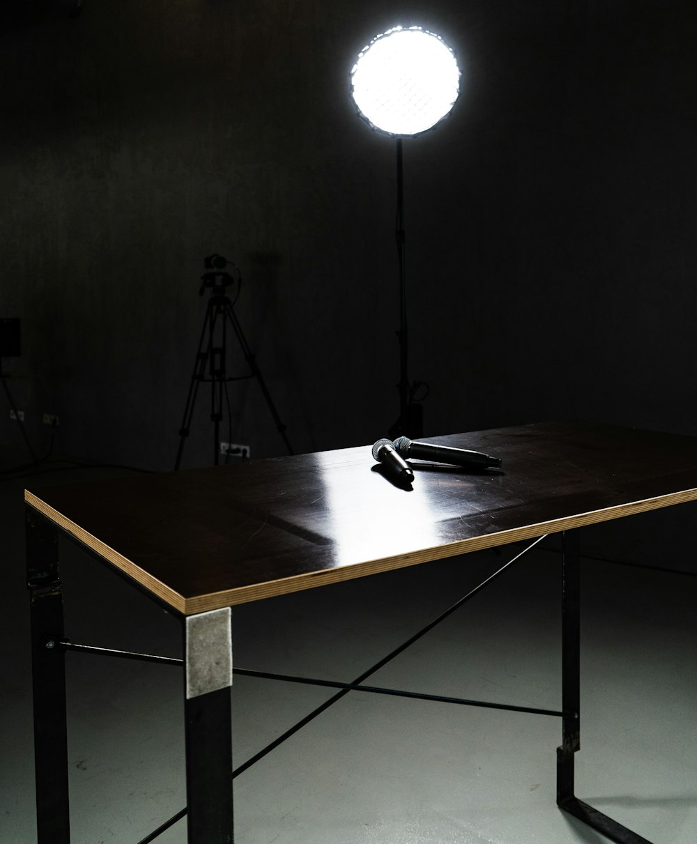 un tavolo con una luce su di esso in una stanza buia