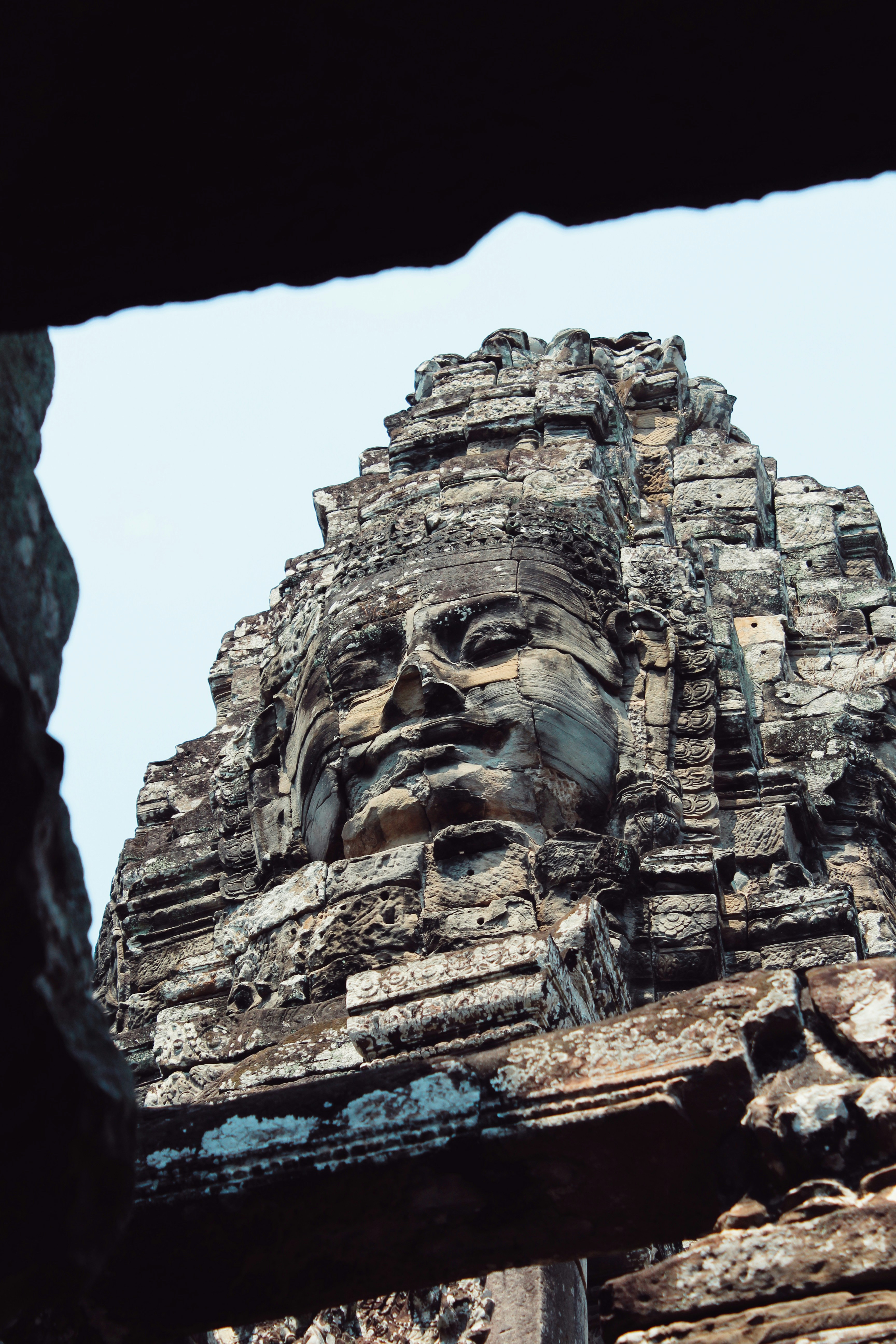 un edificio molto alto con una faccia su di esso