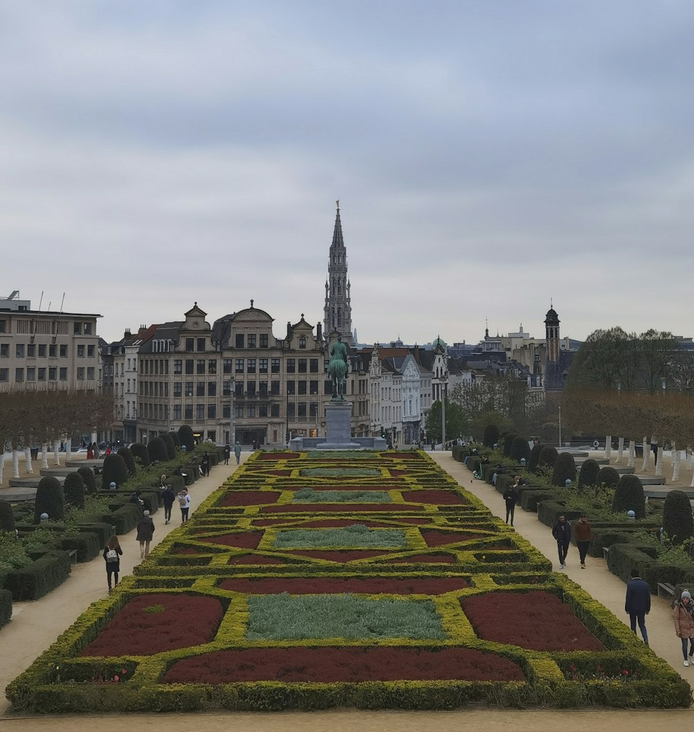 a large garden with many different plants in it