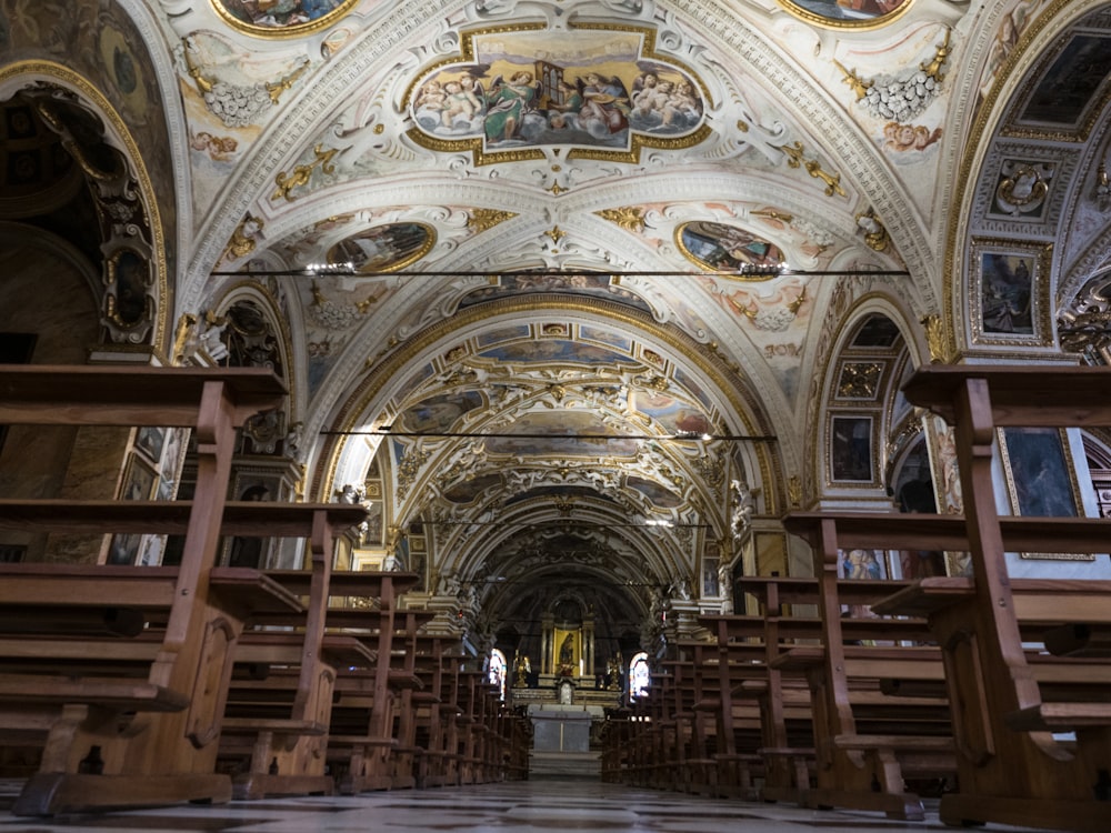 Eine große Kathedrale mit vielen Holzbänken