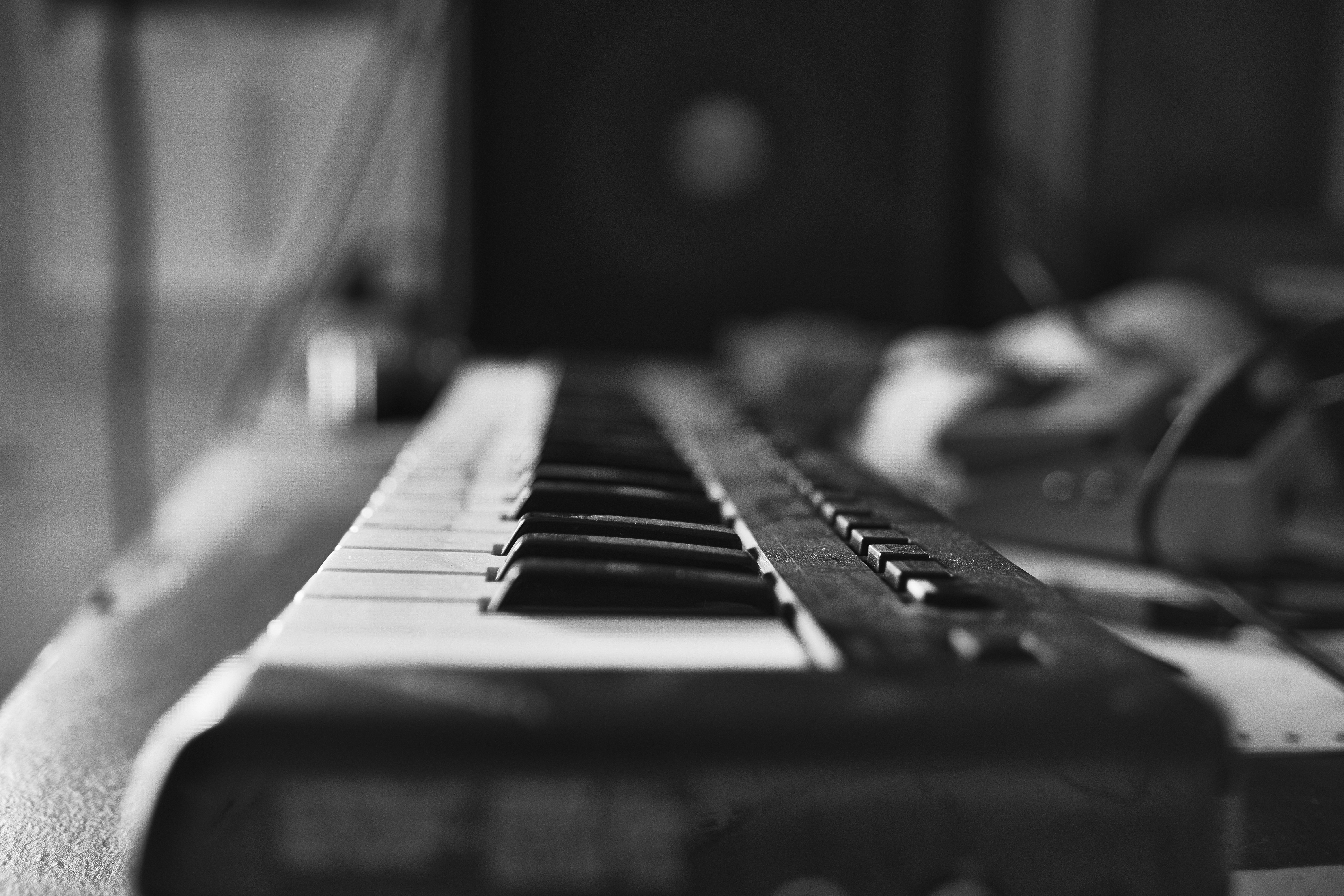 a black and white photo of a keyboard