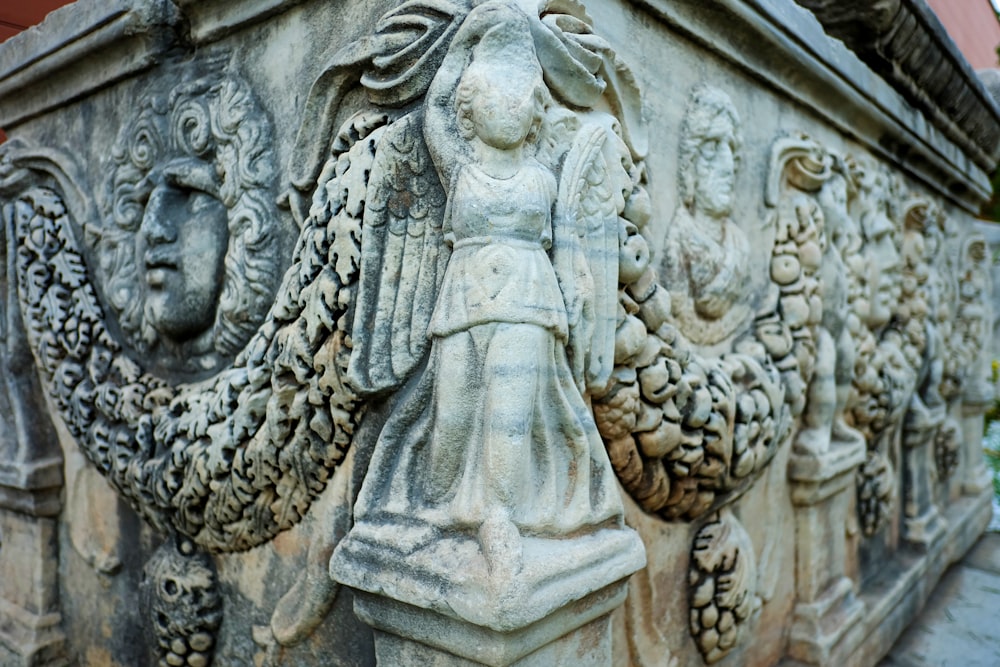 um close up de uma estátua em um edifício