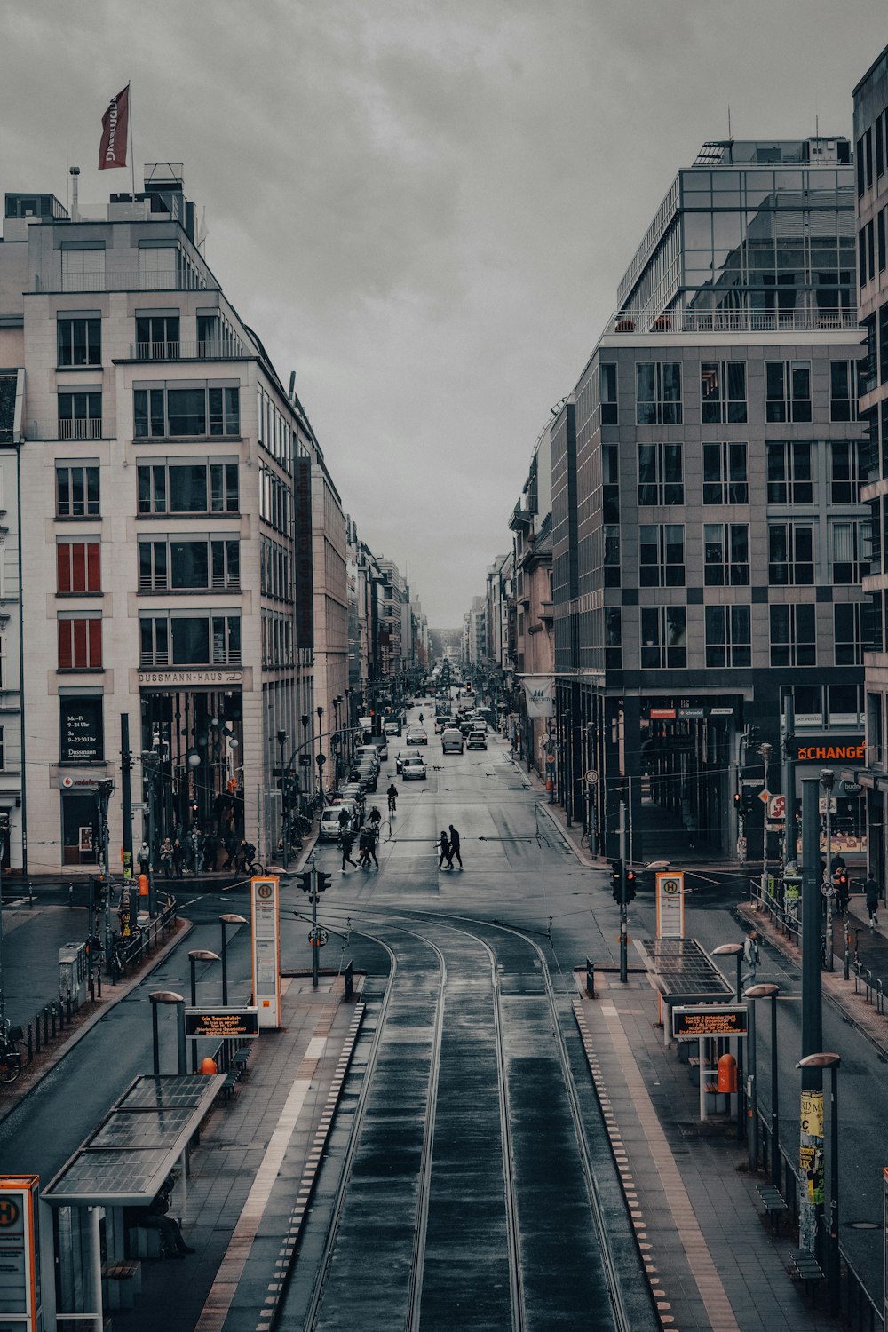 uma rua da cidade com um trilho de trem passando por ela