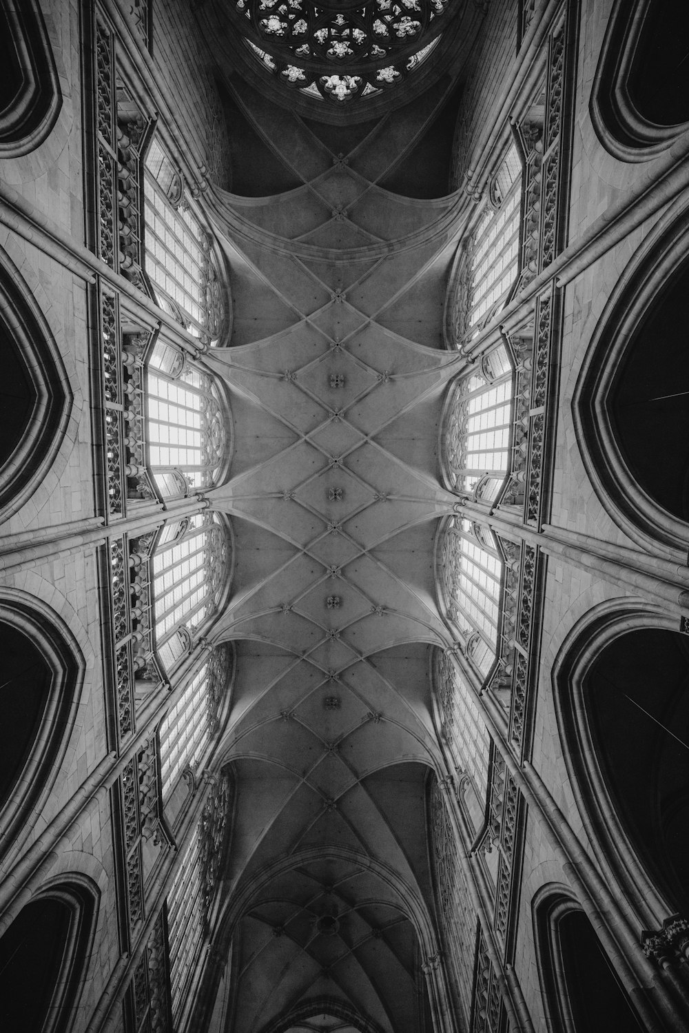 a black and white photo of the ceiling of a cathedral