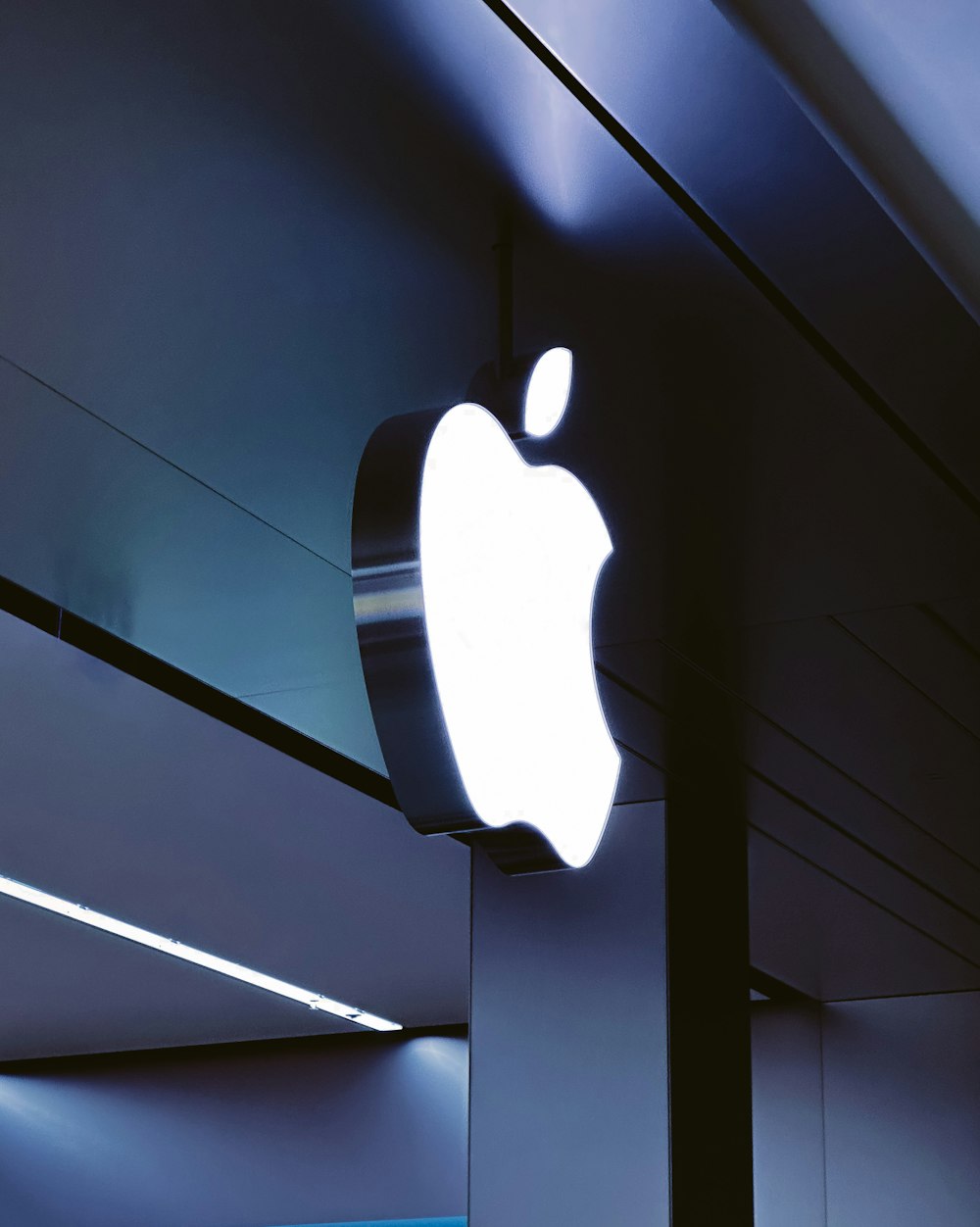 Un logotipo de Apple en el costado de un edificio