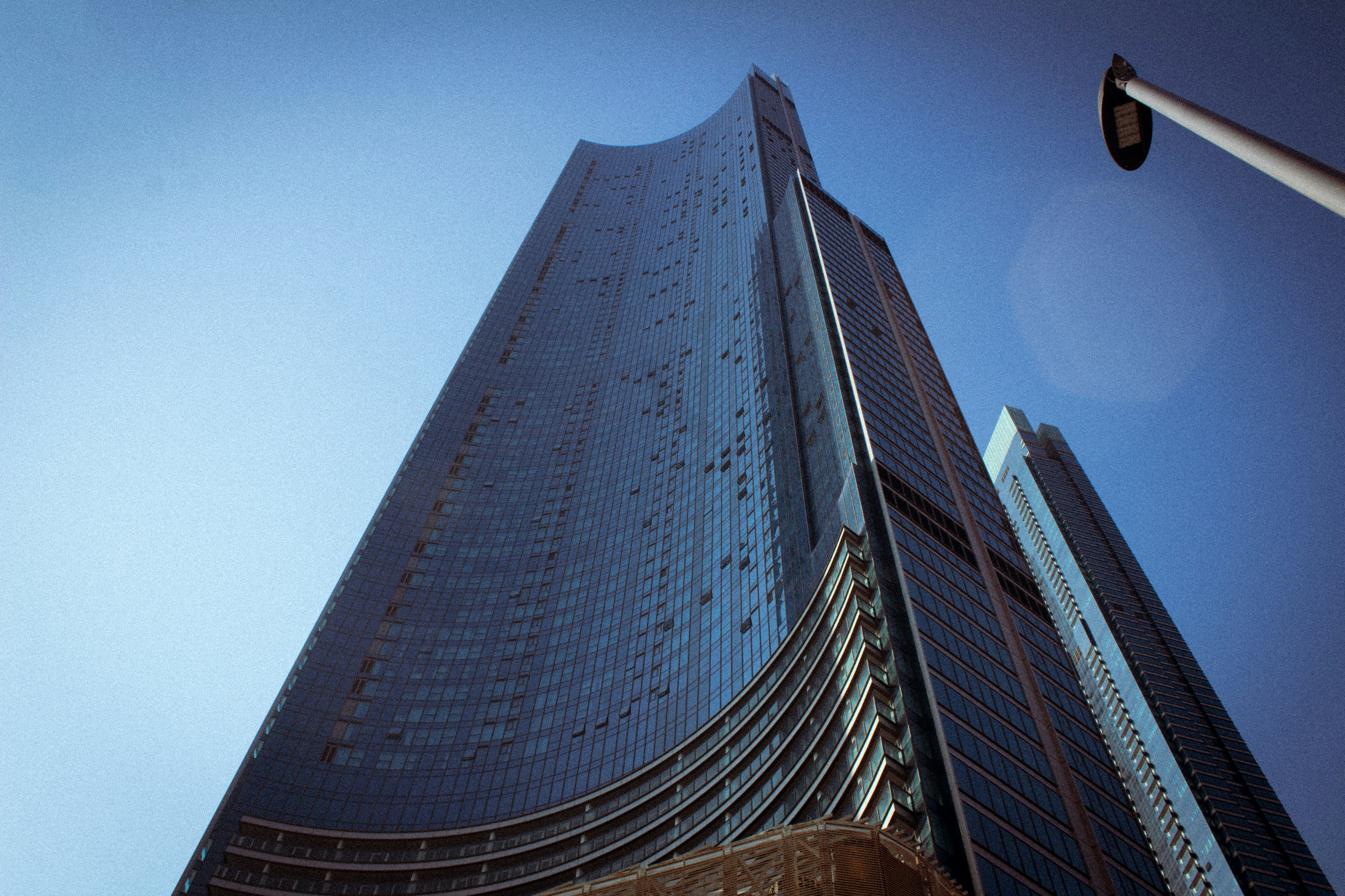 A very tall building with a traffic light in front of it photo – Free ...